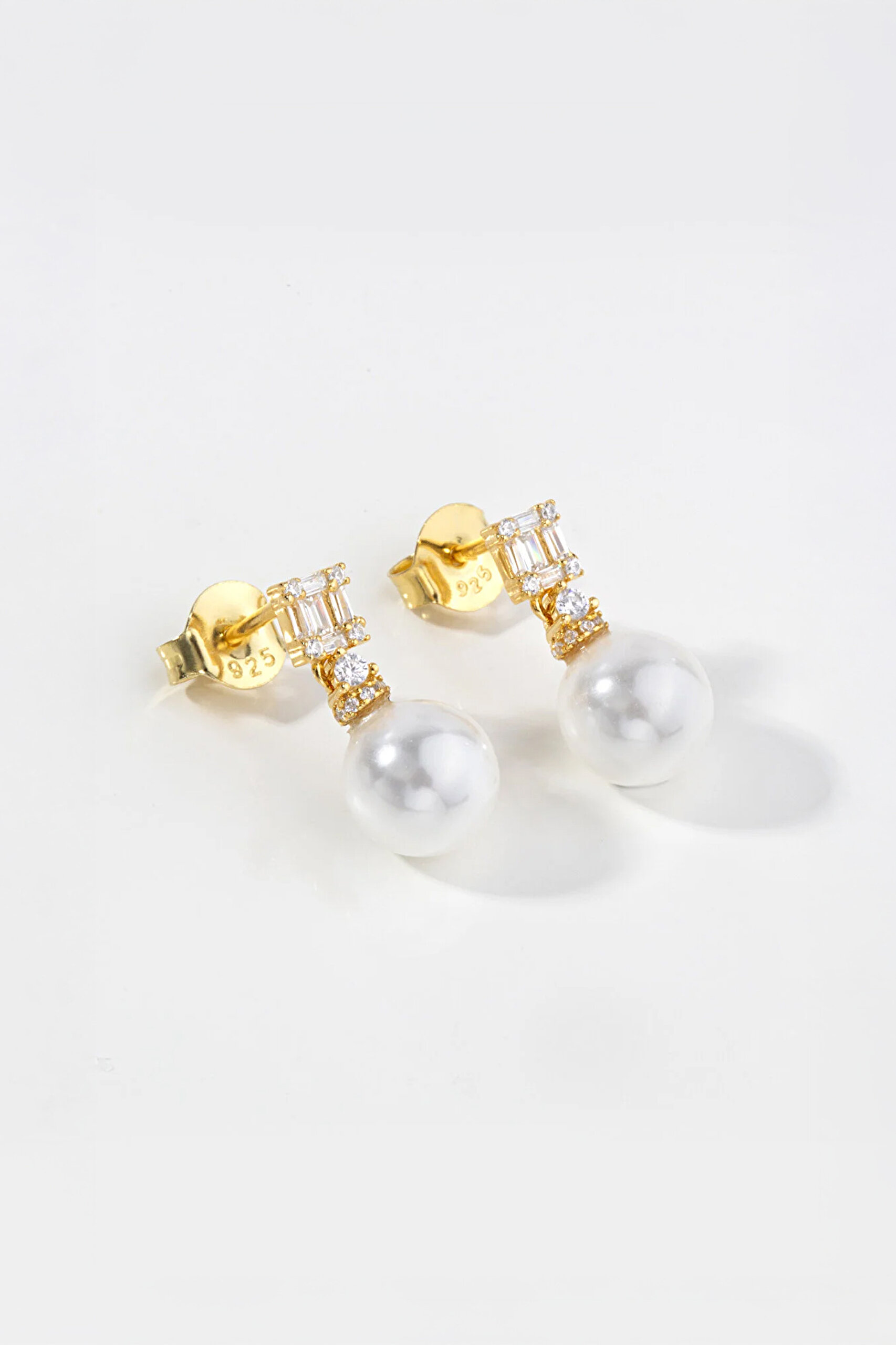 ⁠ Baget Ve Zirkon Taş Detaylı 18 Ayar Sarı Altın Kaplama Sallantılı İnci Gümüş Küpe_0}