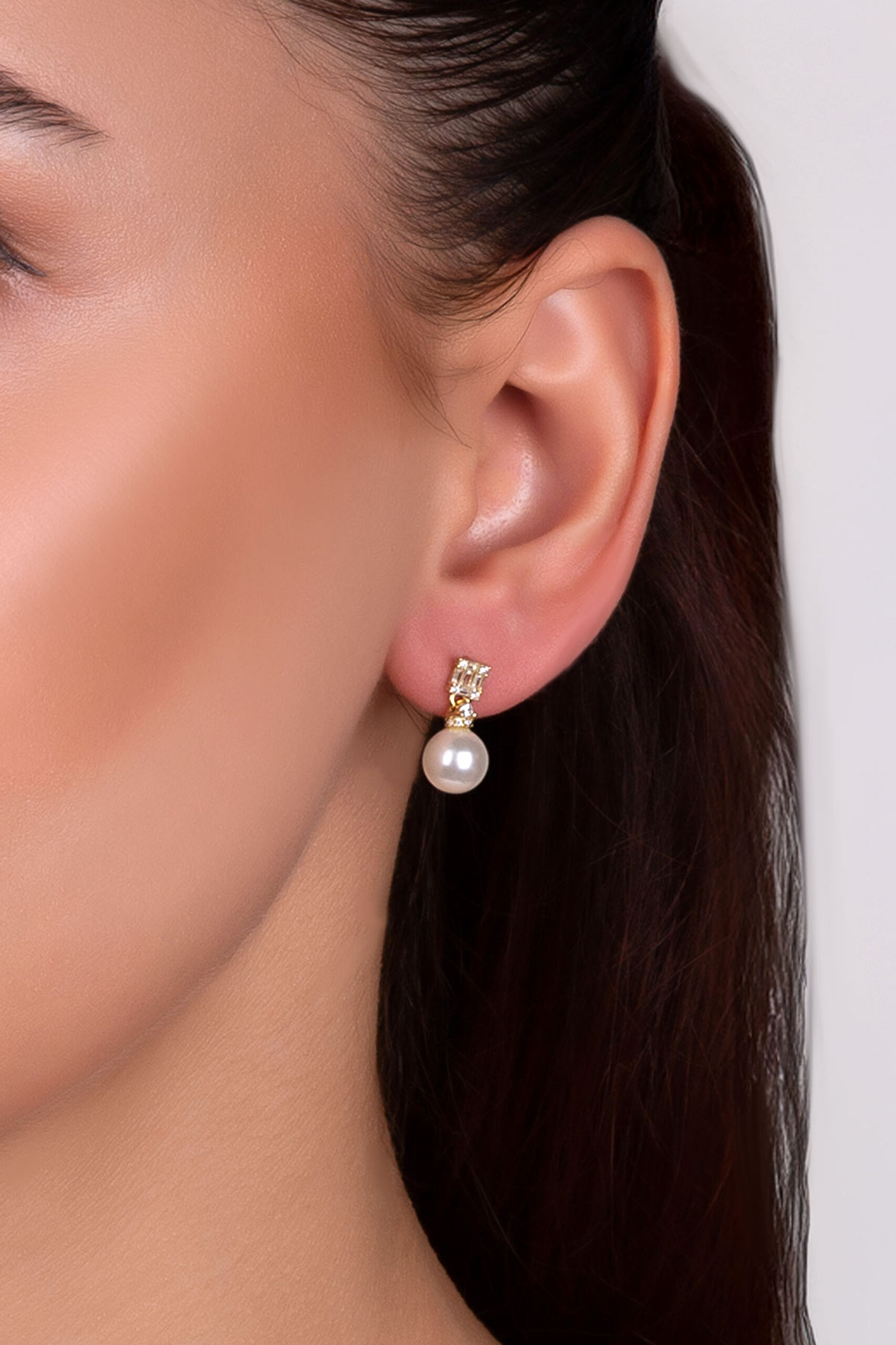 ⁠ Baget Ve Zirkon Taş Detaylı 18 Ayar Sarı Altın Kaplama Sallantılı İnci Gümüş Küpe_1}