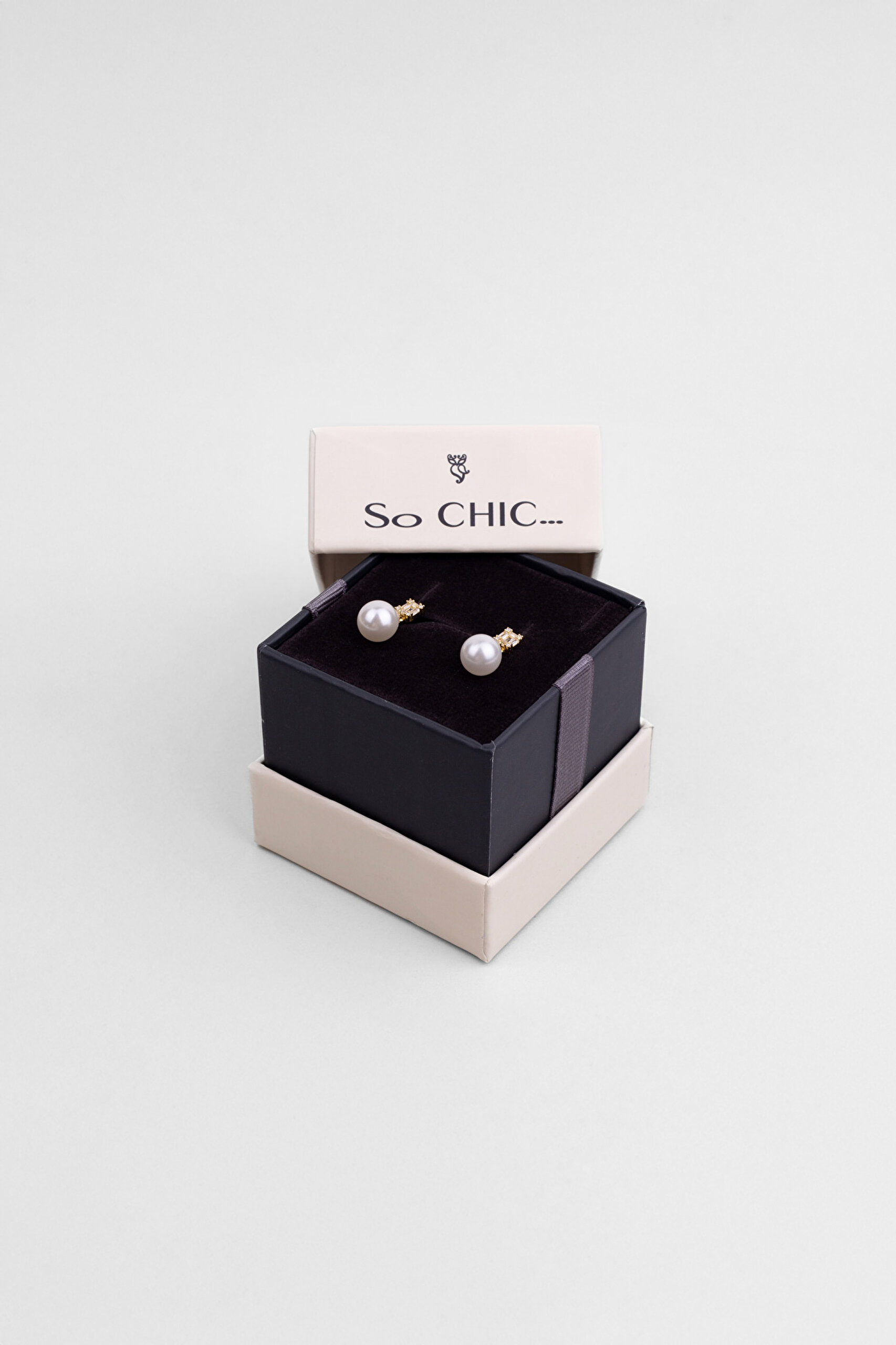 ⁠ Baget Ve Zirkon Taş Detaylı 18 Ayar Sarı Altın Kaplama Sallantılı İnci Gümüş Küpe_4}