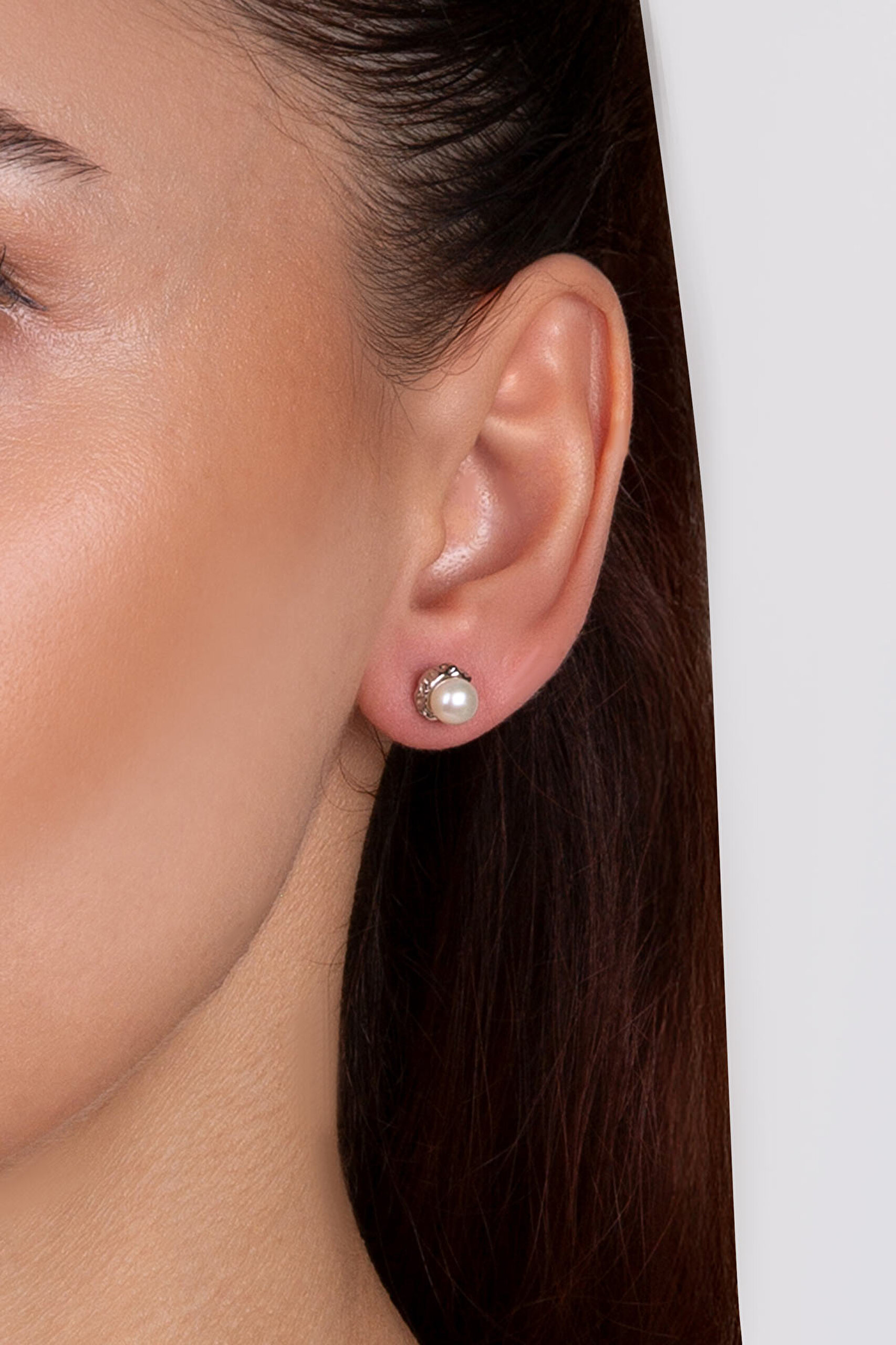 ⁠ 18 Ayar Beyaz Altın Kaplama Gümüş İncili Küpe_1}