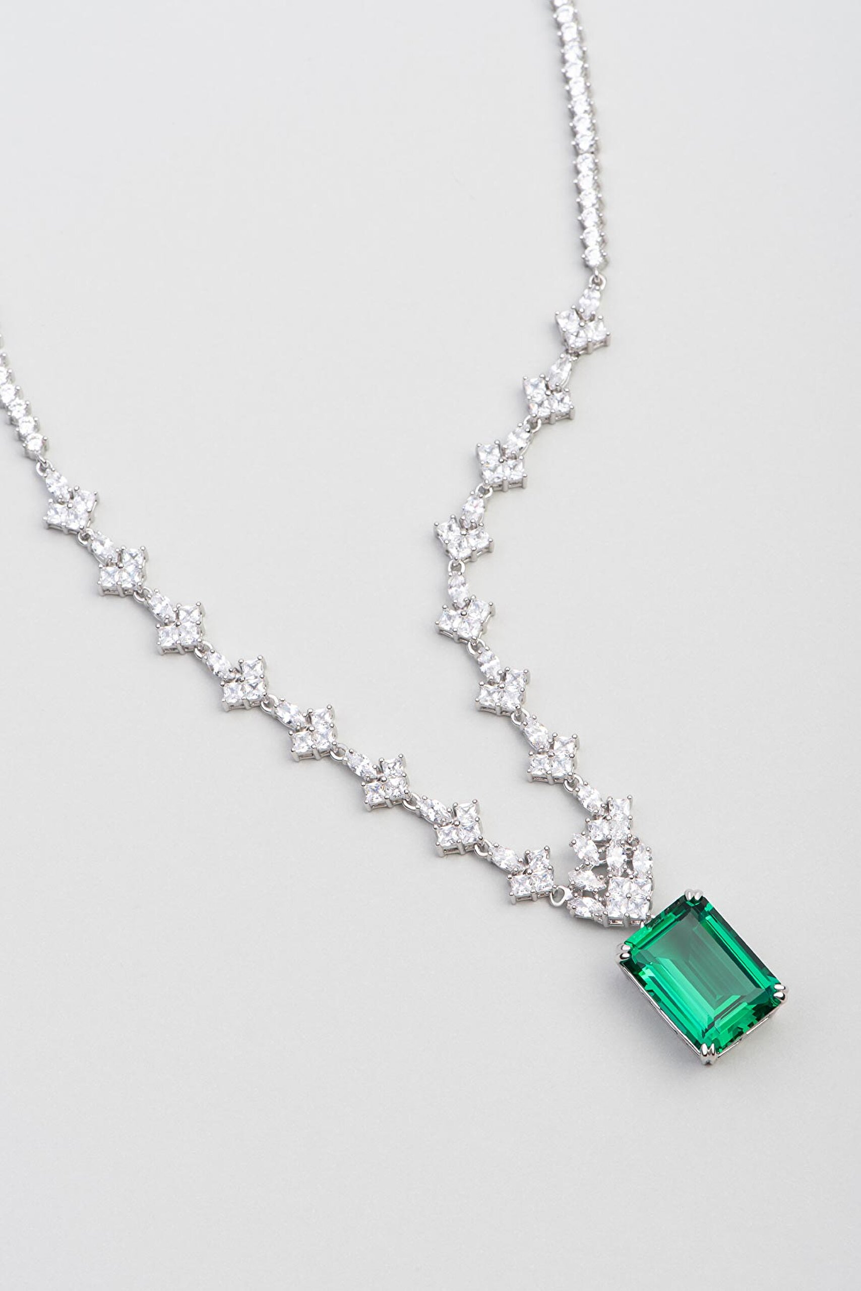 ⁠ Created Emerald Taşlı 18 Ayar Beyaz Altın Kaplama 43 Cm Gümüş Gerdanlık_2}