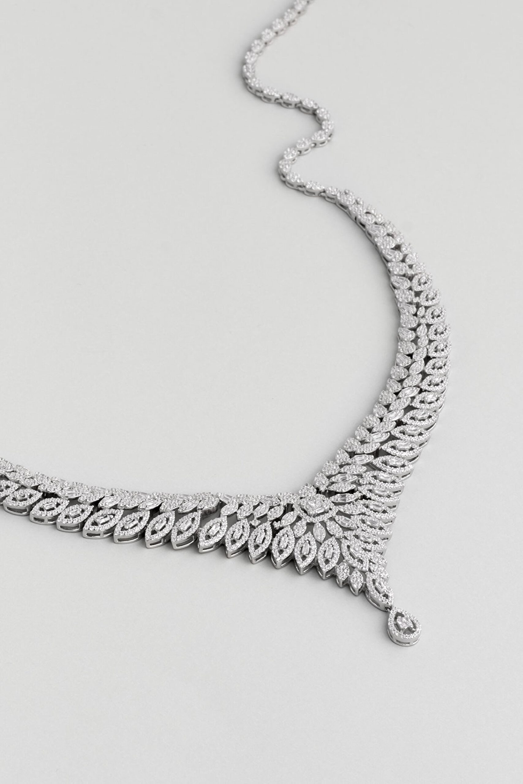 ⁠ Peri Masalı 18 Ayar Beyaz Altın Kaplama Gümüş Tasarım Gerdanlık_2}