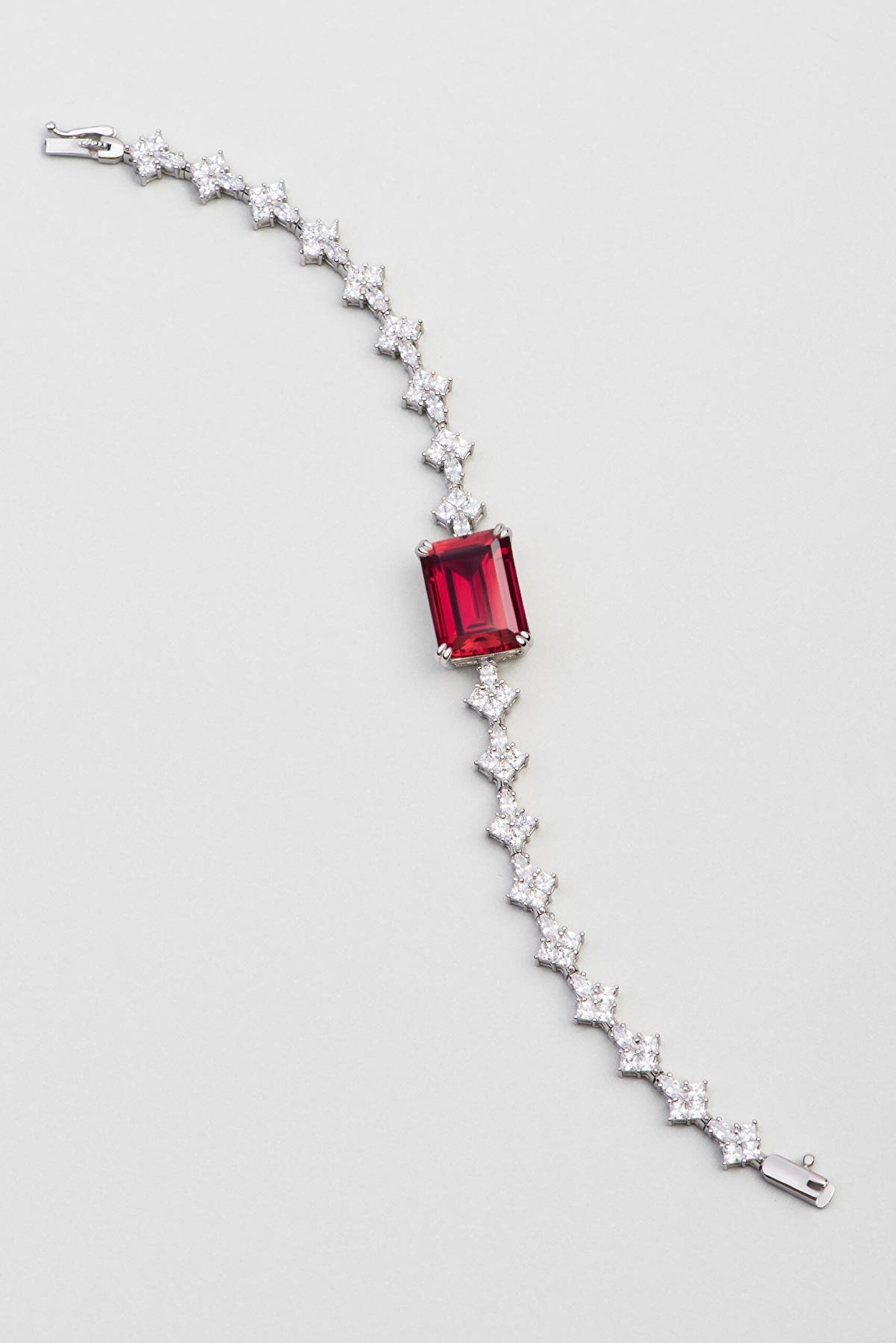 ⁠ Created Ruby Taşlı 18 Ayar Beyaz Altın Kaplama Gümüş Baget Bileklik
_0}