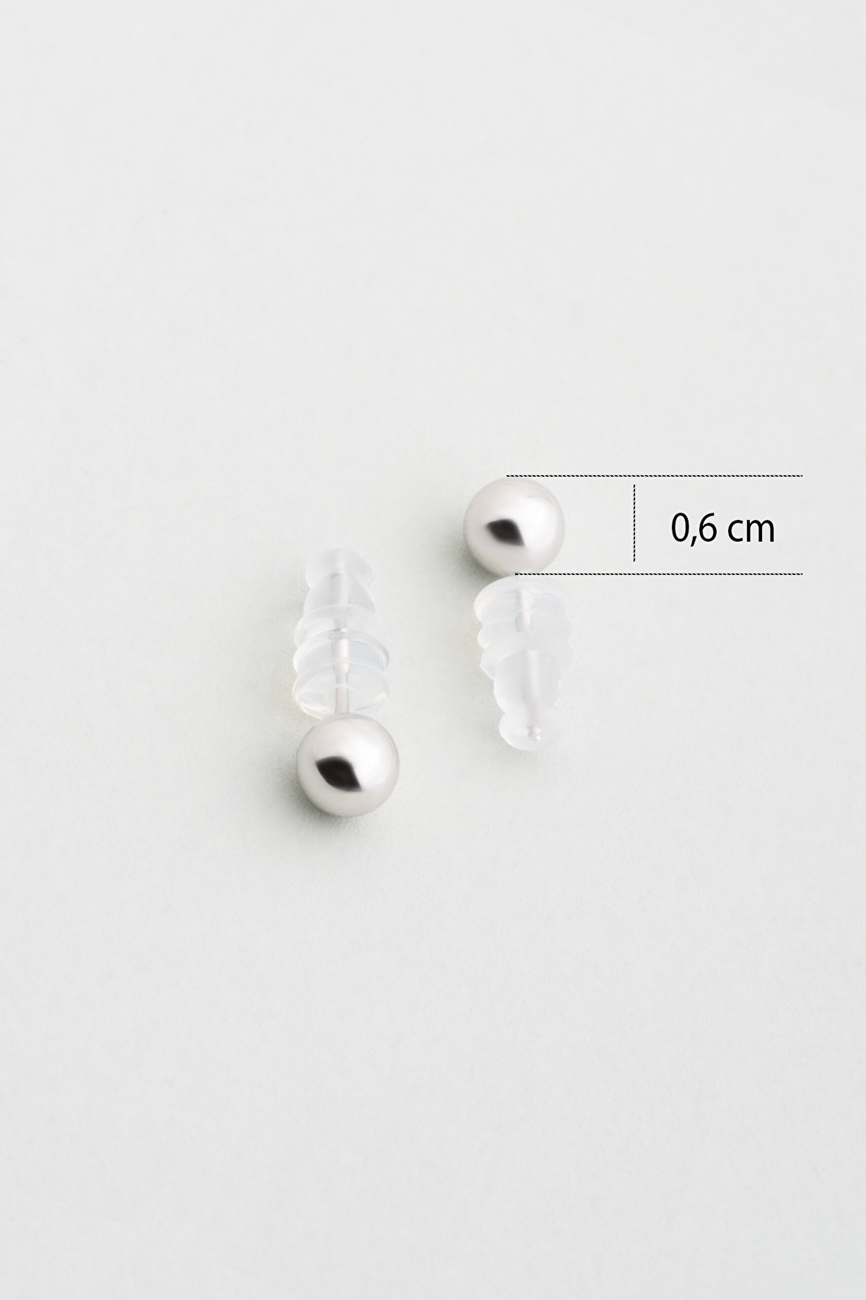 ⁠ Minimal 18 Ayar Beyaz Altın Kaplama Gümüş Top Küpe_2}