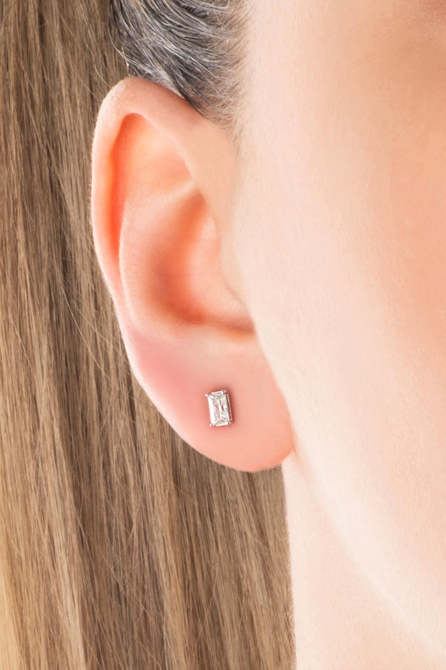 ⁠ Minimal Beyaz 18 Ayar Beyaz Altın Kaplama Gümüş Baget Küpe_1}