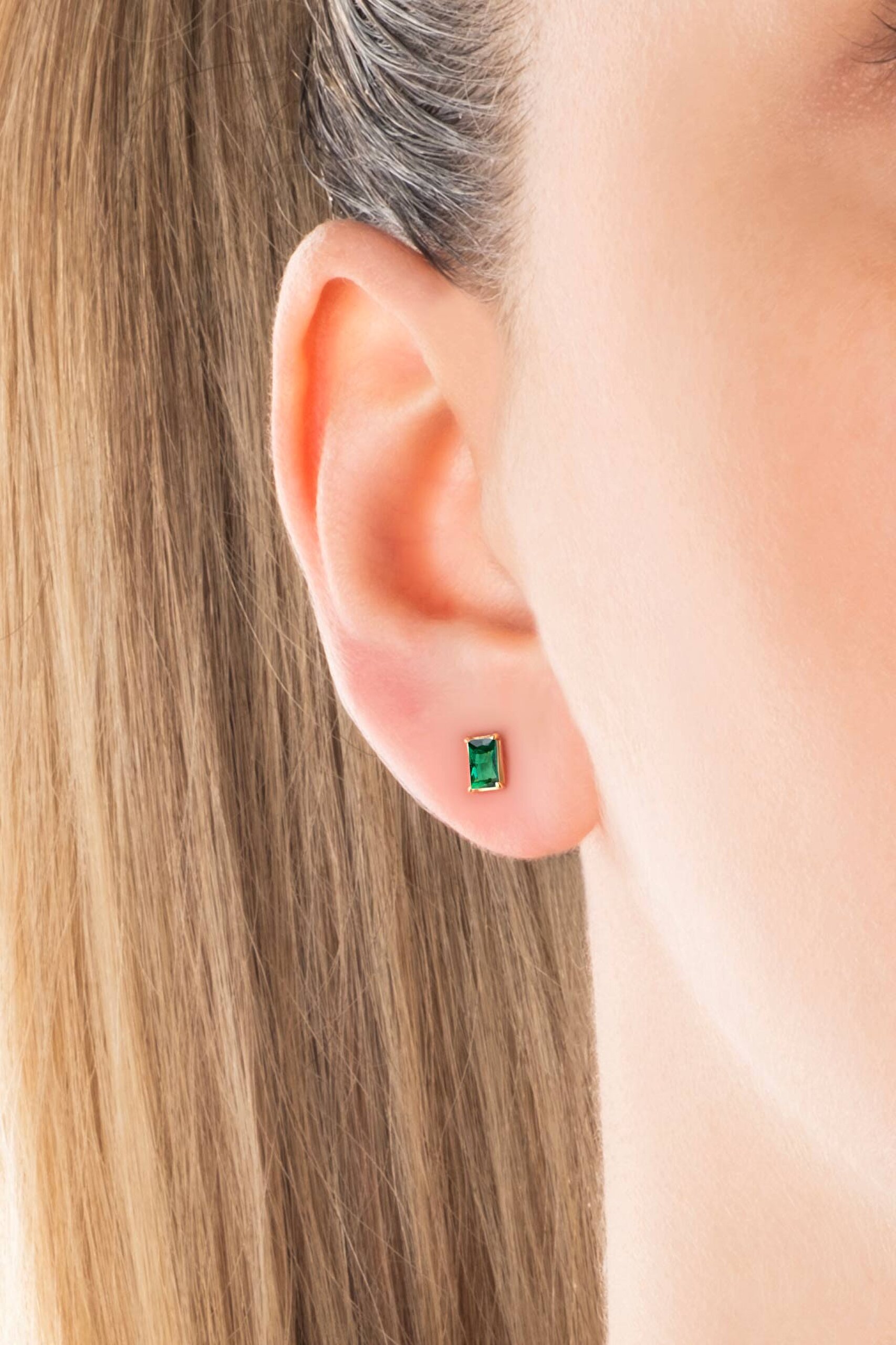 ⁠ Minimal Zümrüt 18 Ayar Sarı Altın Kaplama Gümüş Baget Küpe_1}