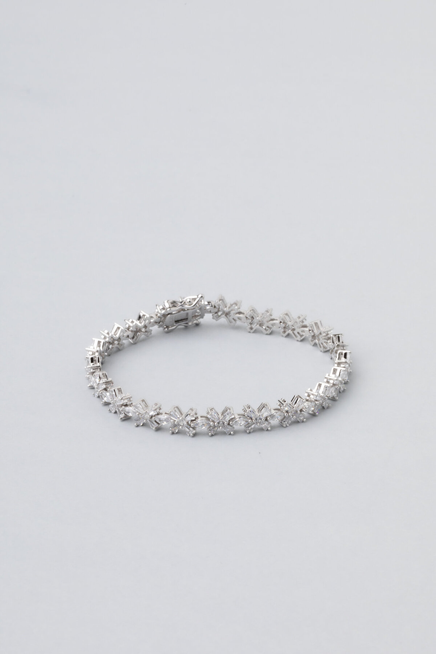 Baget Çiçeği 18 Ayar Beyaz Altın Kaplama Gümüş Bileklik