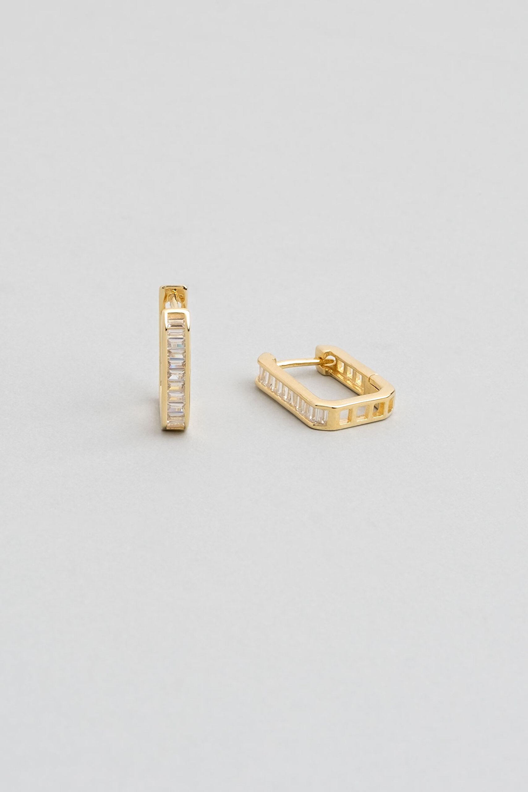 ⁠ Baget Taşlı 18 Ayar Sarı Altın Kaplama Gümüş Kare Küpe_0}