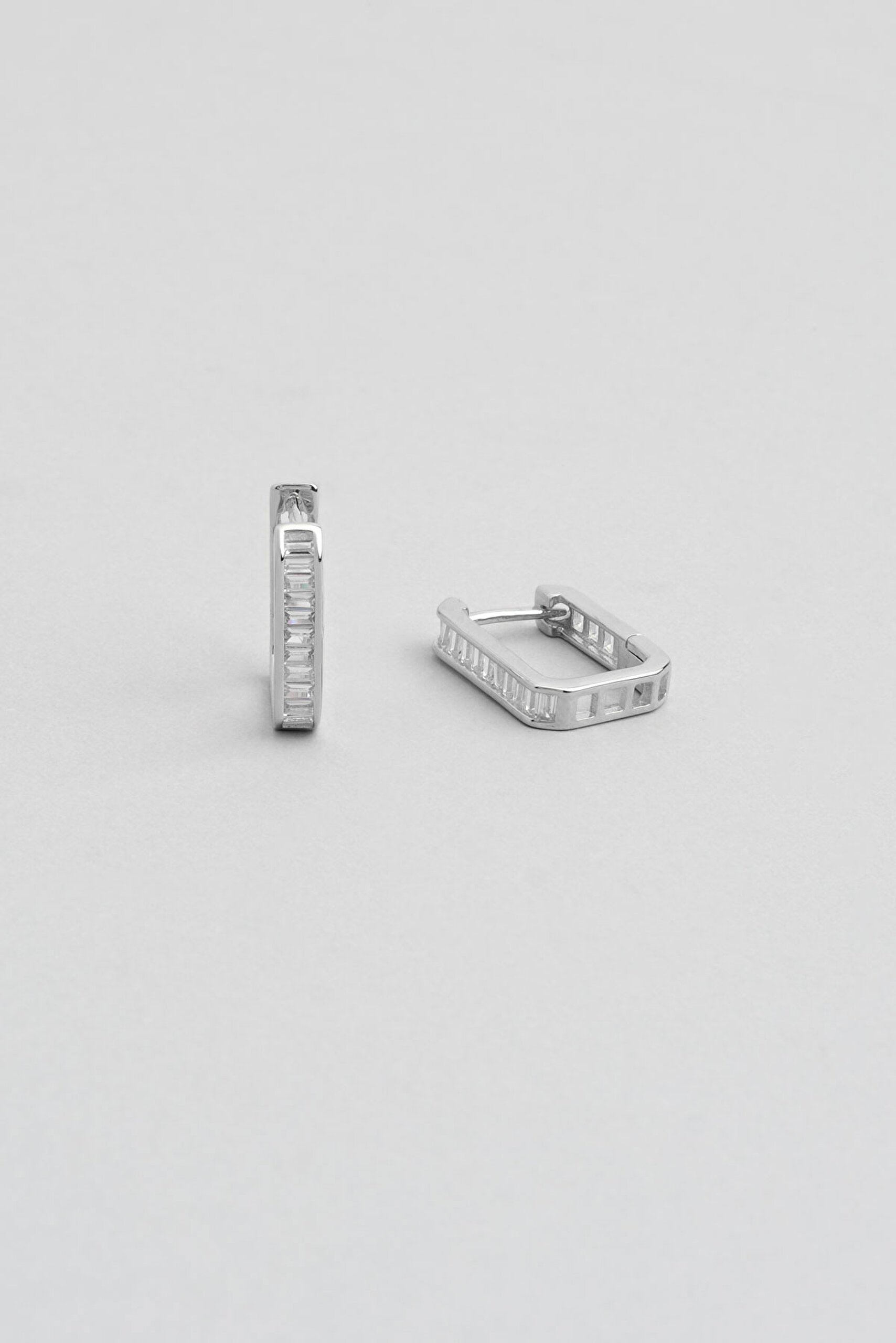 ⁠ Baget Taşlı 18 Ayar Beyaz Altın Kaplama Gümüş Kare Küpe_0}