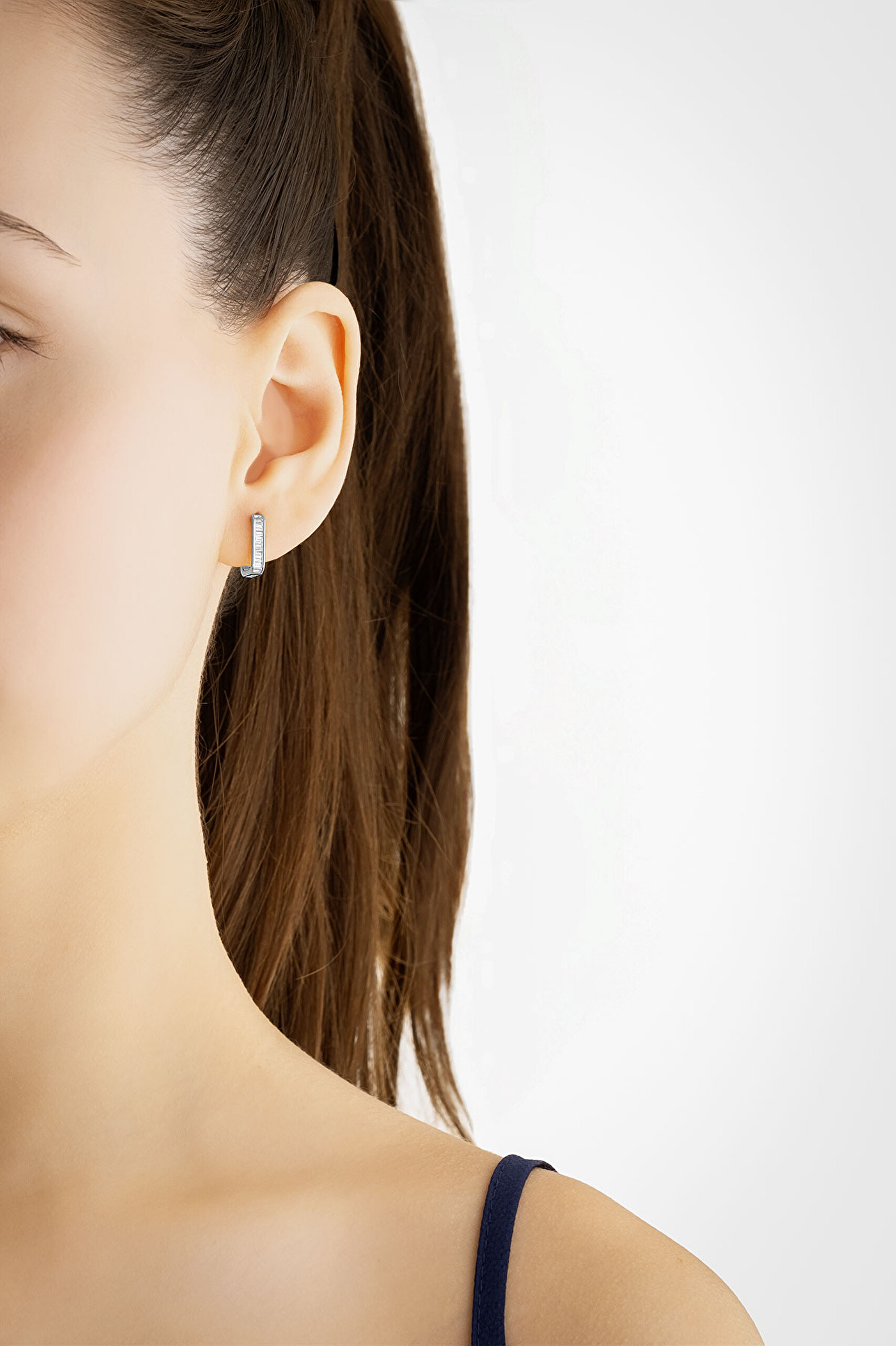 ⁠ Baget Taşlı 18 Ayar Beyaz Altın Kaplama Gümüş Kare Küpe_1}