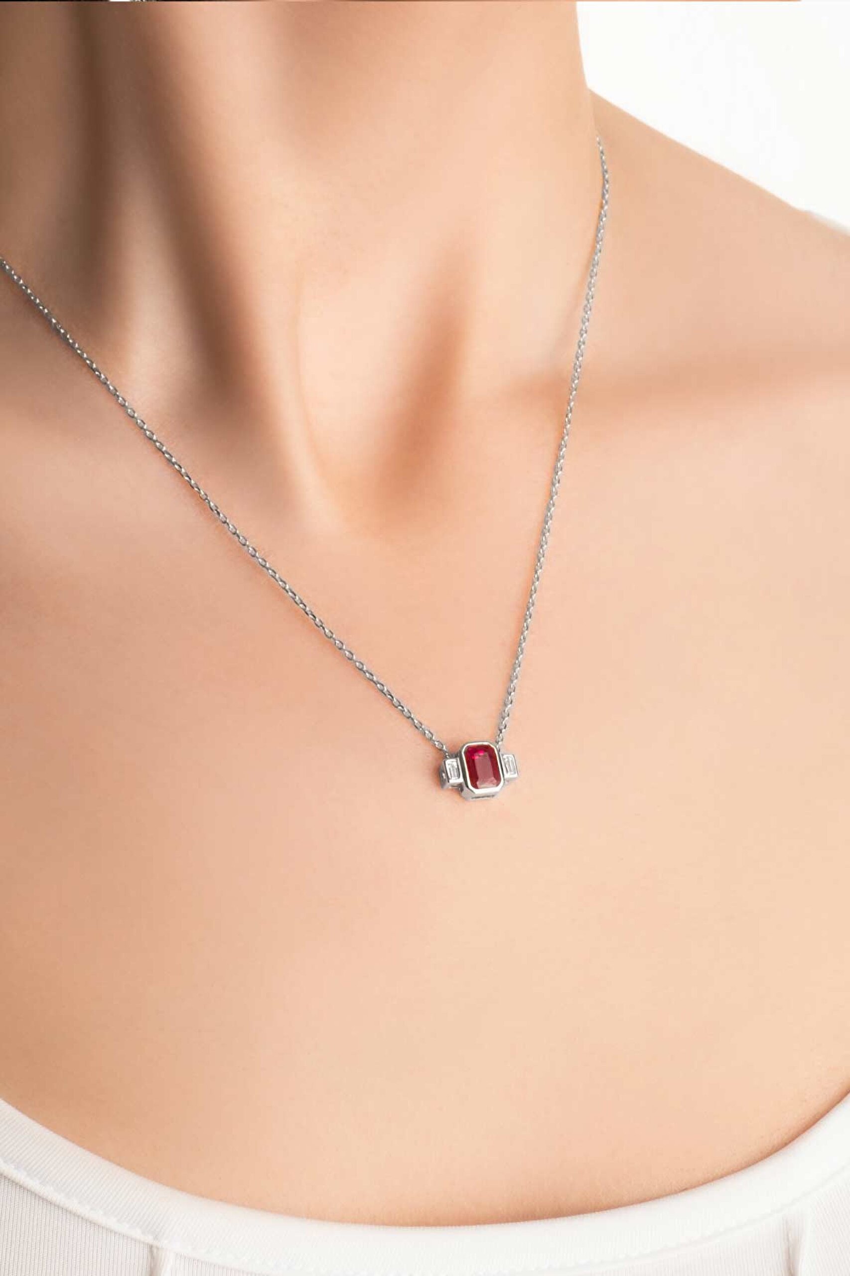 ⁠ Renklerin Büyüsü 18 Ayar Beyaz Altın Kaplama 45 Cm Gümüş Baget Kolye_1}