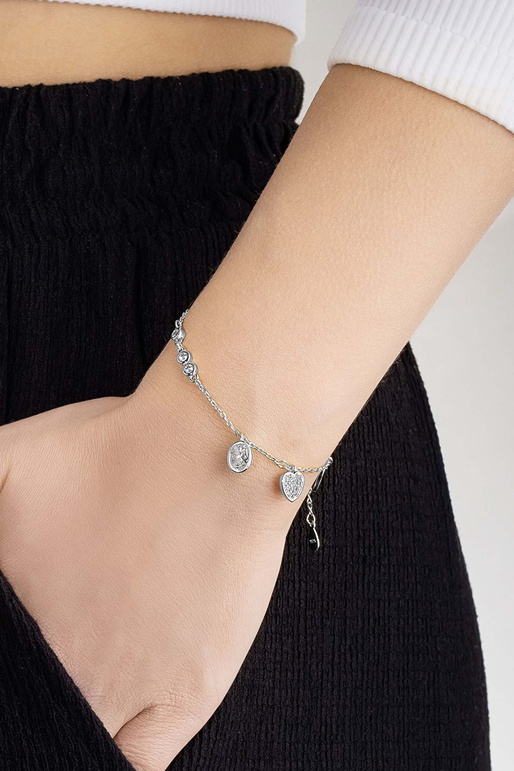 ⁠ Kalp İkonlu 18 Ayar Beyaz Altın Kaplama 21 Cm Gümüş Minimal Bileklik_3}