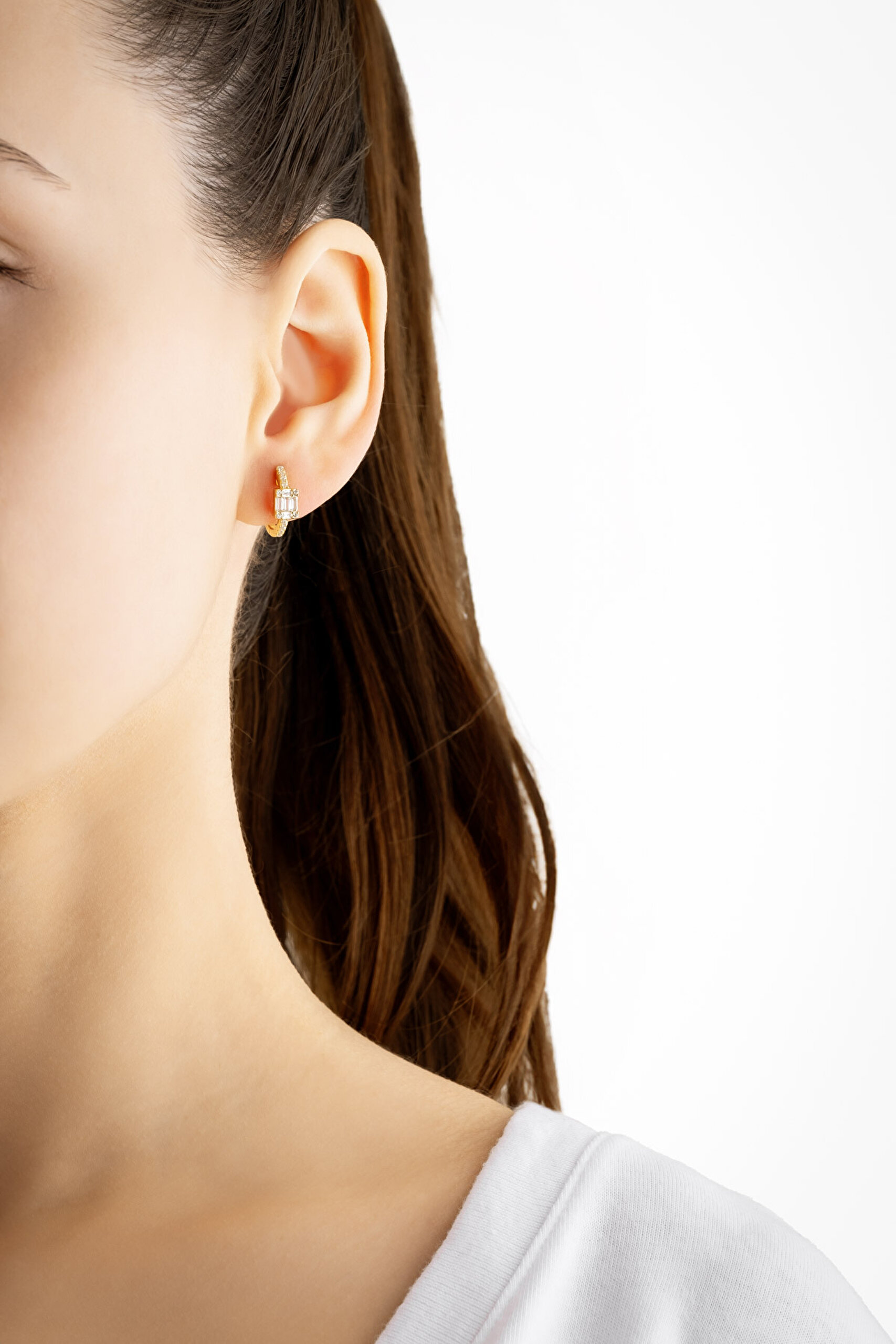 ⁠ Baget Taşlı 18 Ayar Sarı Altın Kaplama Gümüş Halka Küpe_1}