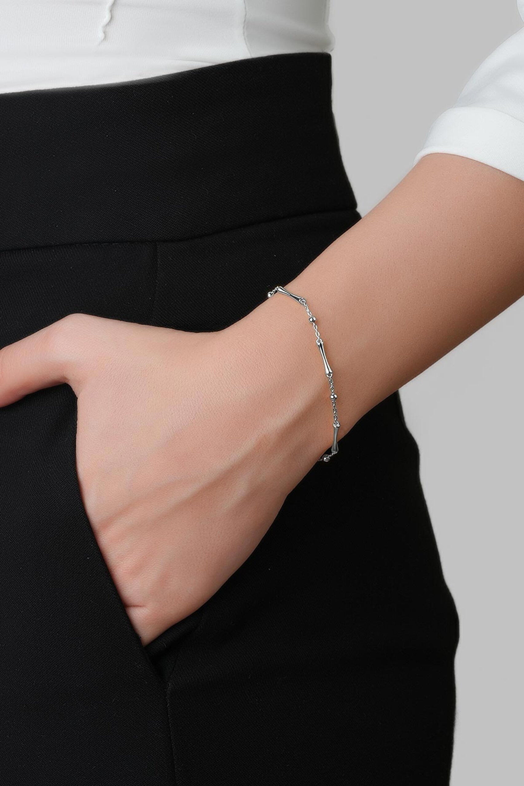 ⁠ Minimal Tasarım 18 Ayar Beyaz Altın Kaplama 19 Cm Gümüş Minimal Bileklik
_1}