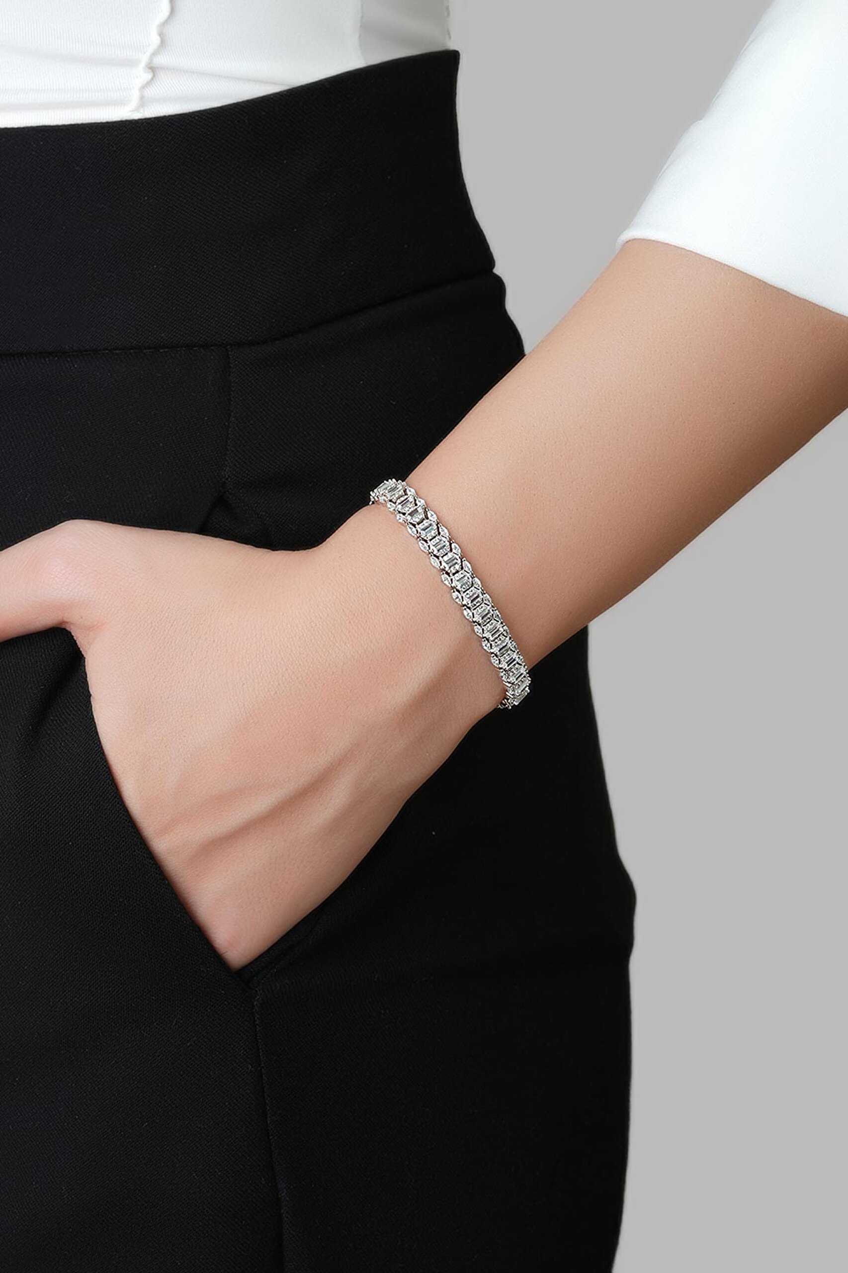 ⁠ Davet Şıklığı 18 Ayar Beyaz Altın Kaplama Gümüş Bileklik_1}