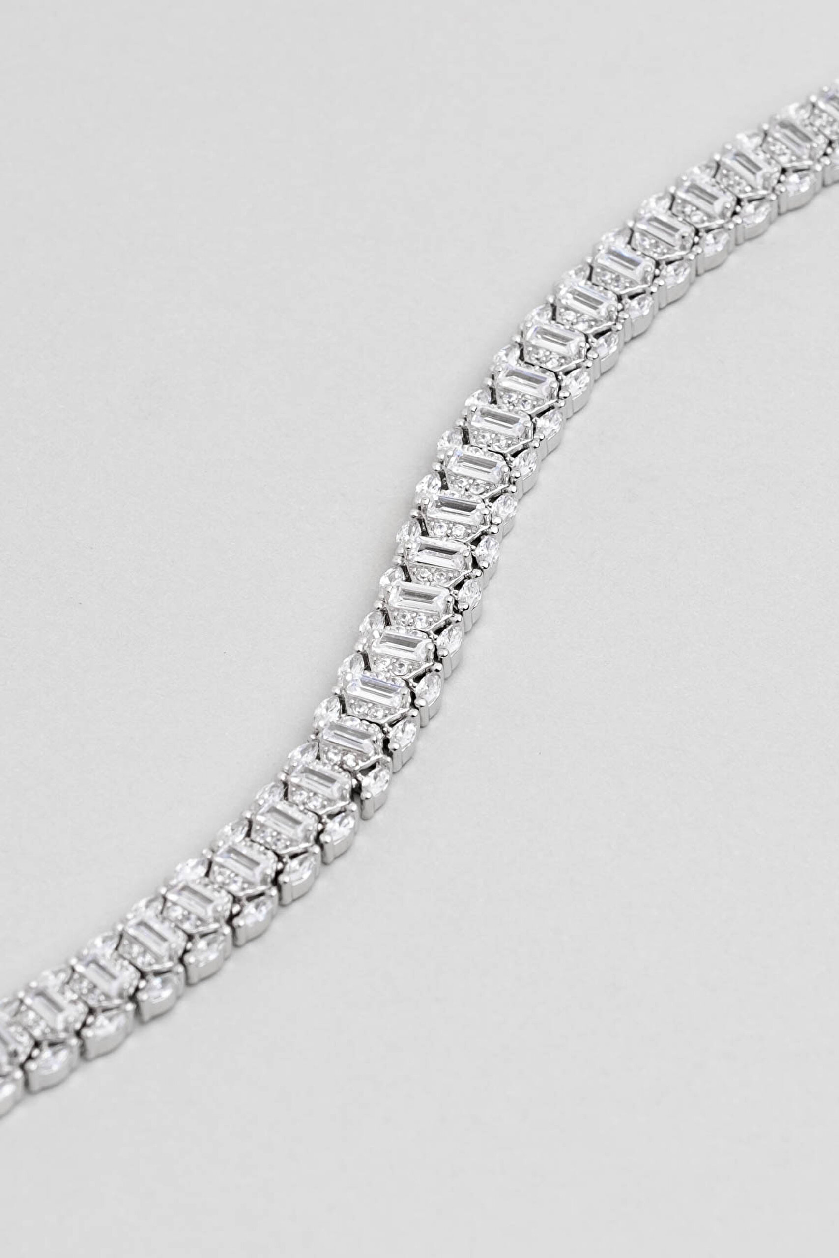 ⁠ Davet Şıklığı 18 Ayar Beyaz Altın Kaplama Gümüş Bileklik_4}