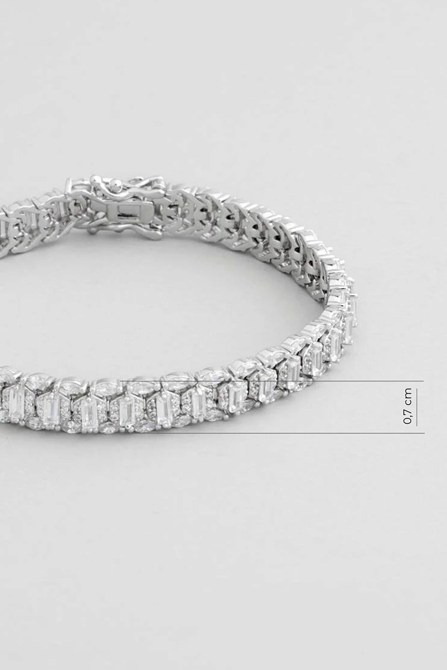 ⁠ Davet Şıklığı 18 Ayar Beyaz Altın Kaplama Gümüş Bileklik_2}