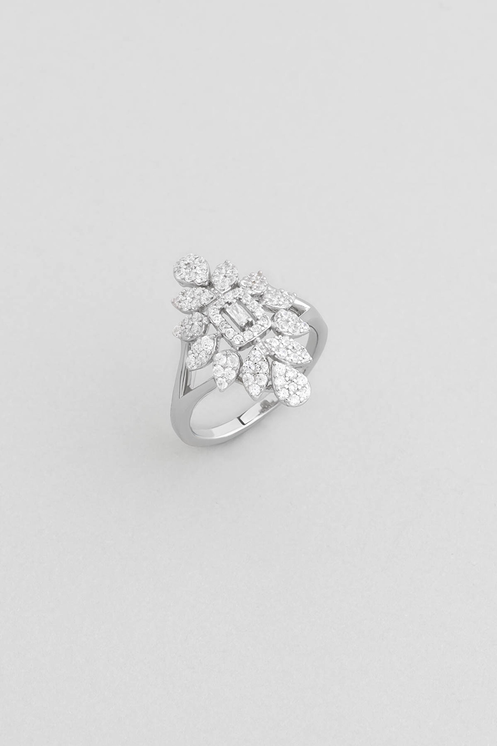 ⁠ Elmas Şıklığı 18 Ayar Beyaz Altın Kaplama Gümüş Yüzük_0}