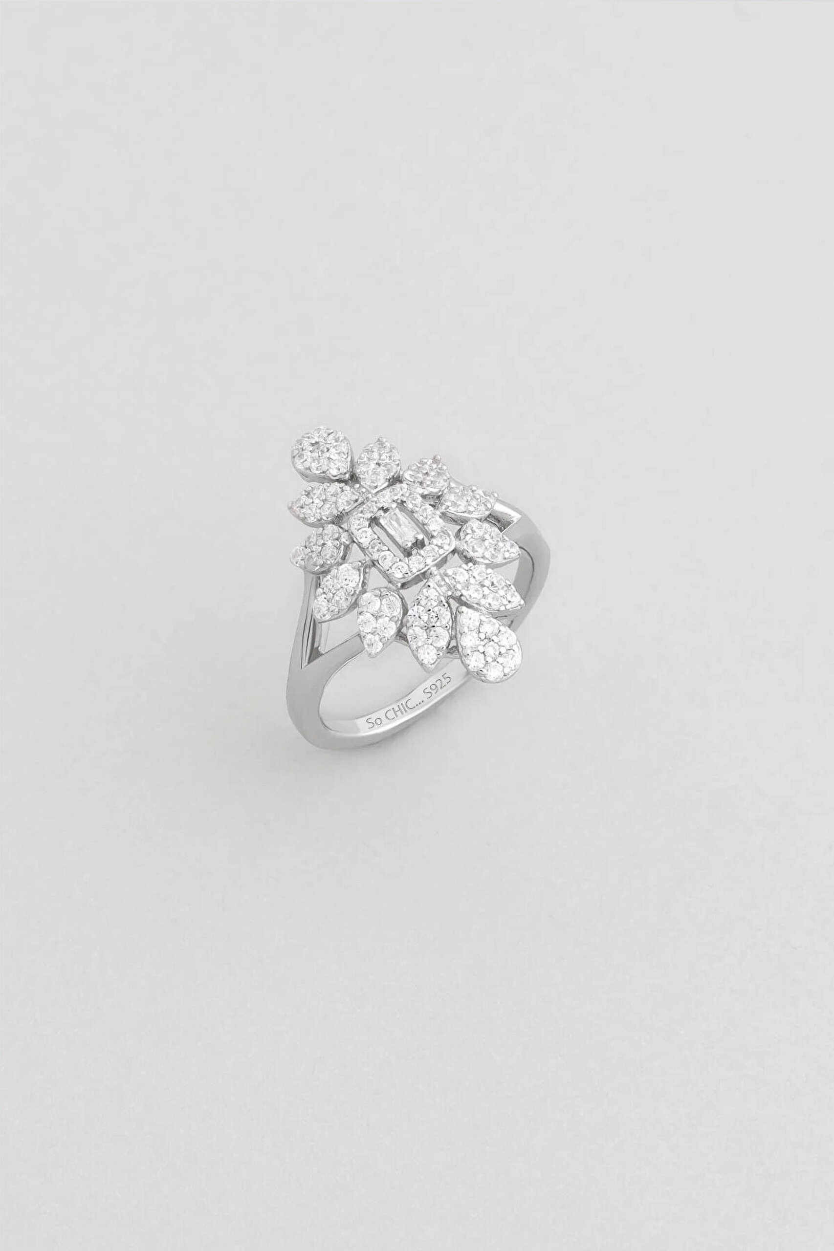 Elmas Şıklığı 18 Ayar Beyaz Altın Kaplama Gümüş Yüzük - 0