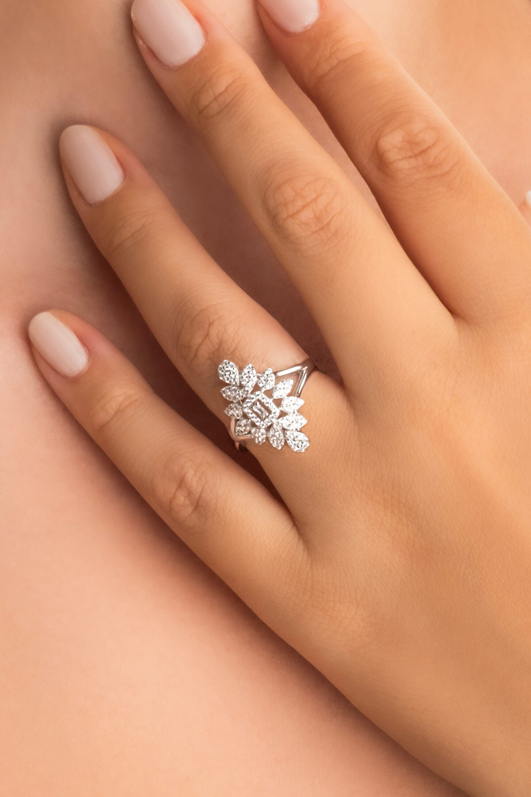 Elmas Şıklığı 18 Ayar Beyaz Altın Kaplama Gümüş Yüzük - 1