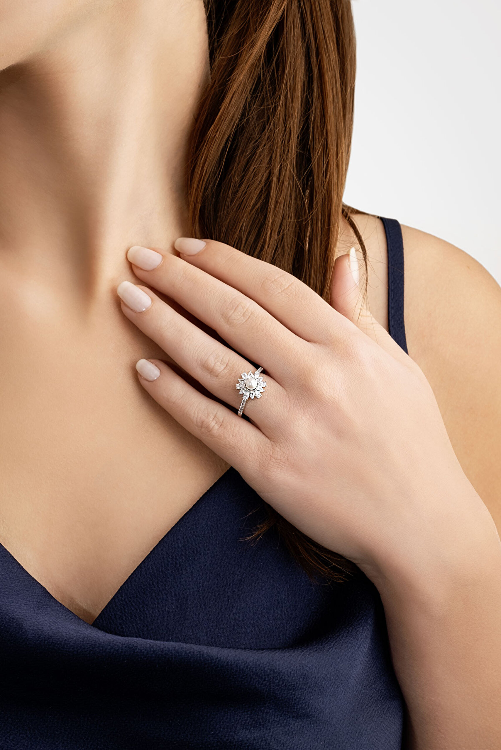 ⁠ İnci Çiçeği 18 Ayar Beyaz Altın Kaplama Gümüş Minimal Yüzük_2}