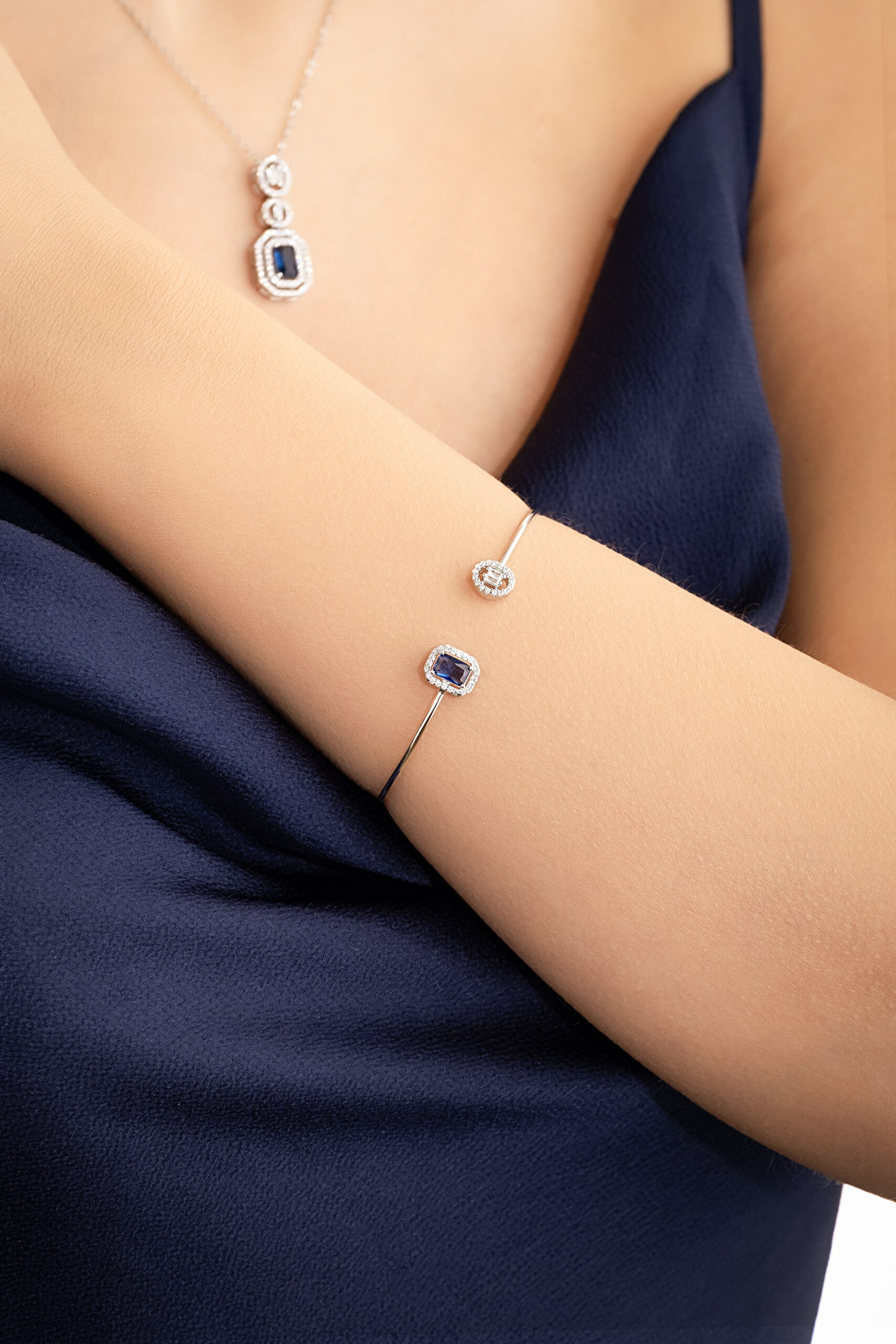 ⁠ Safir Masalı 18 Ayar Beyaz Altın Kaplama Gümüş Kelepçe Bileklik_1}