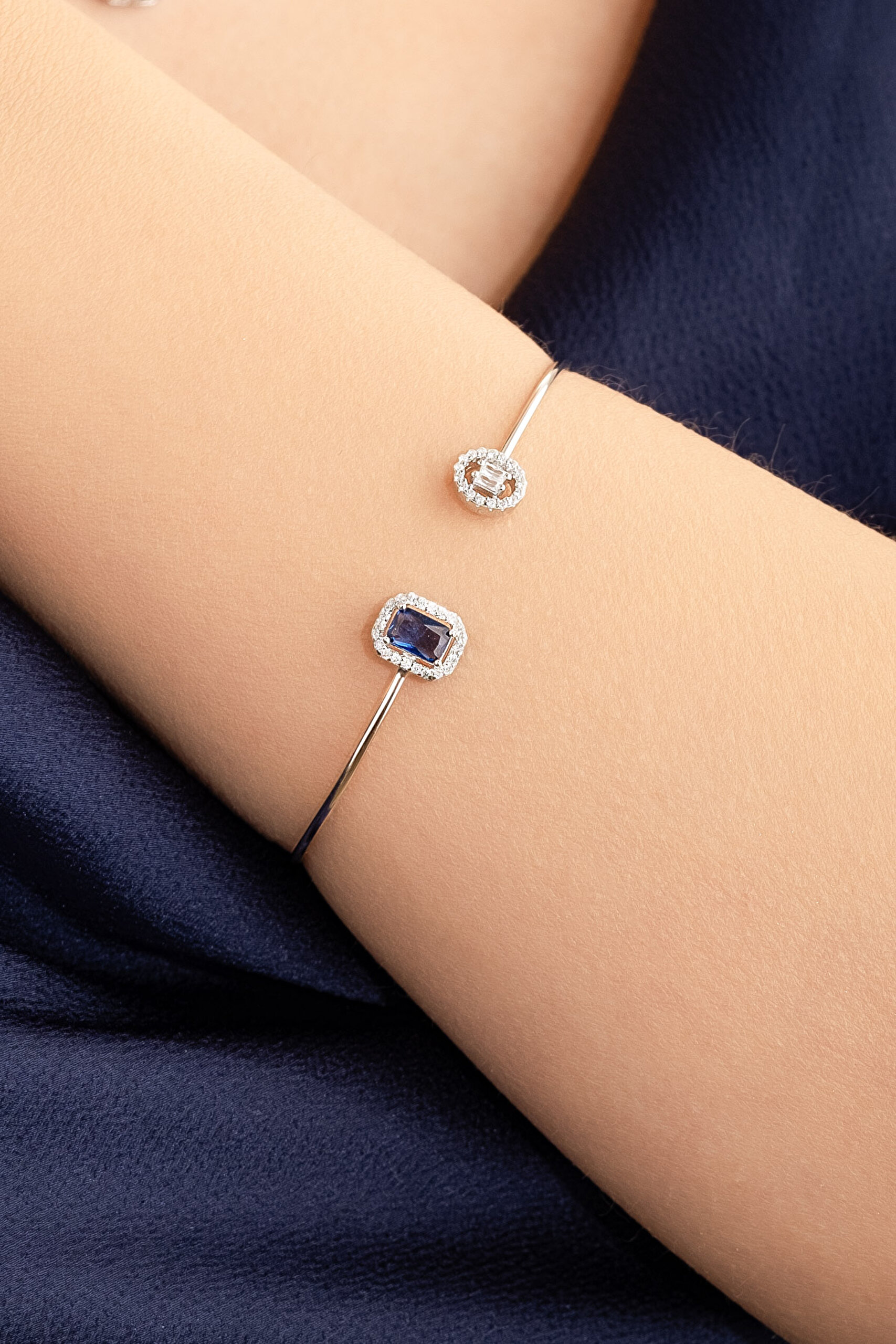 ⁠ Safir Masalı 18 Ayar Beyaz Altın Kaplama Gümüş Kelepçe Bileklik_2}