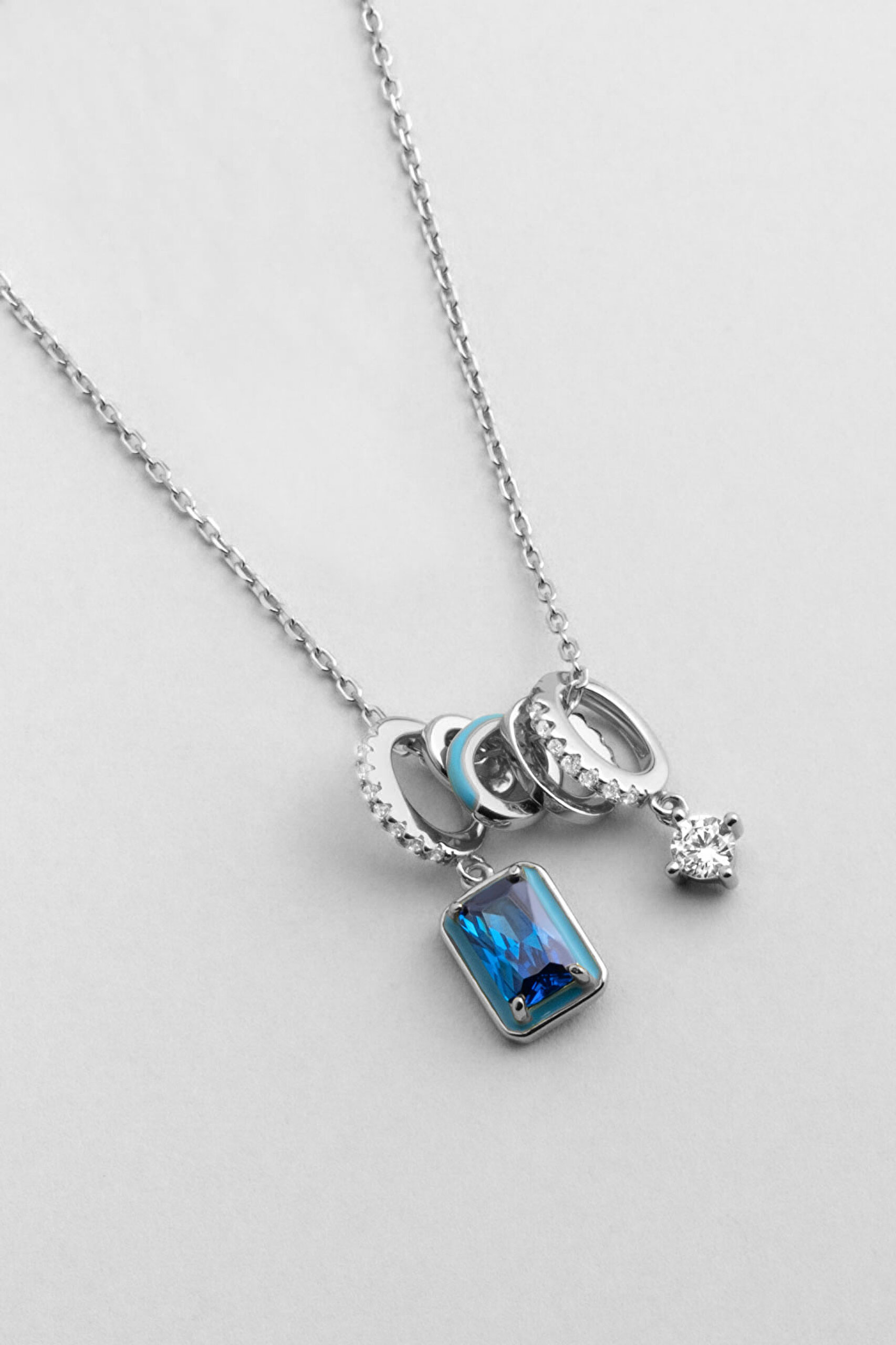 ⁠ Renkli Taşlı 18 Ayar Beyaz Altın Kaplama 45 Cm Gümüş Charm Kolye_1}