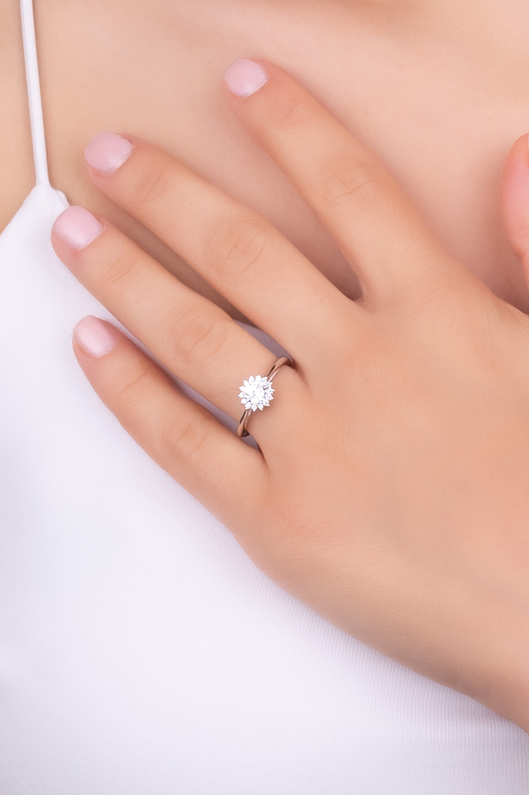 ⁠ Ay Çiçeği Mozanit 18 Ayar Beyaz Altın Kaplama Gümüş Ayarlanabilir Yüzük_1}