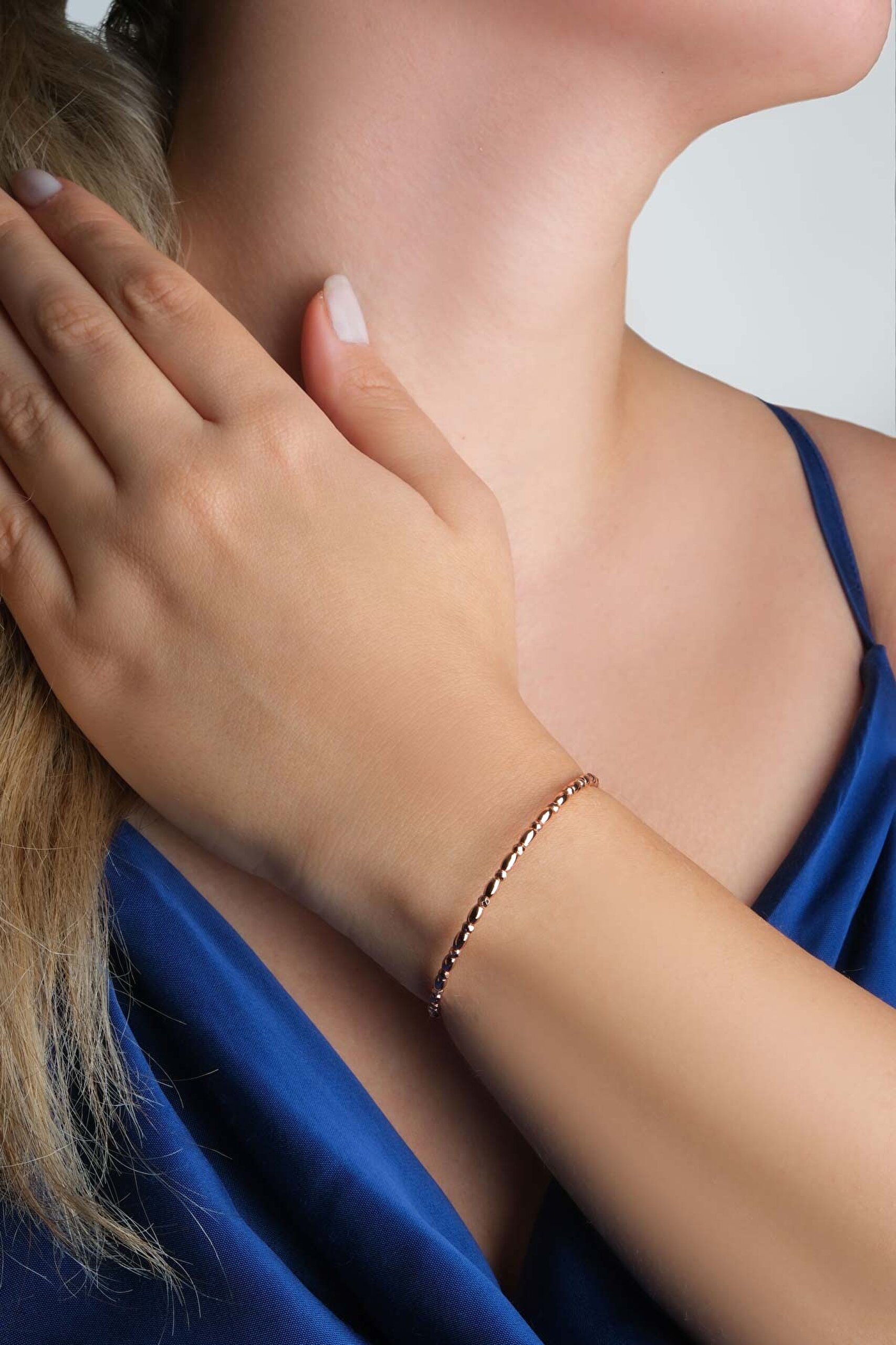⁠ Minimal 18 Ayar Rose Altın Kaplama Gümüş Kelepçe Bileklik
_2}