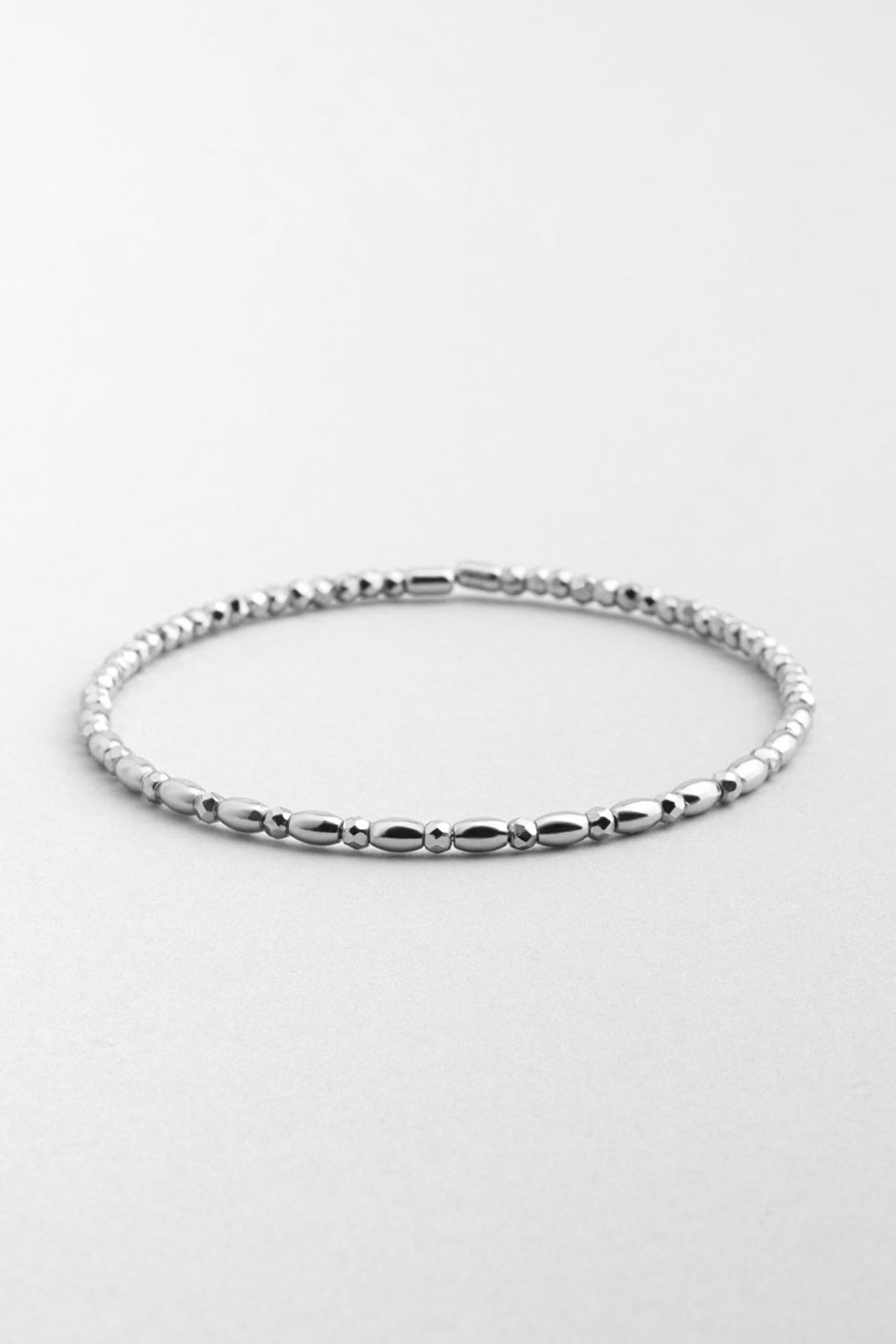 ⁠ Minimal 18 Ayar Beyaz Altın Kaplama Gümüş Kelepçe Bileklik
_0}