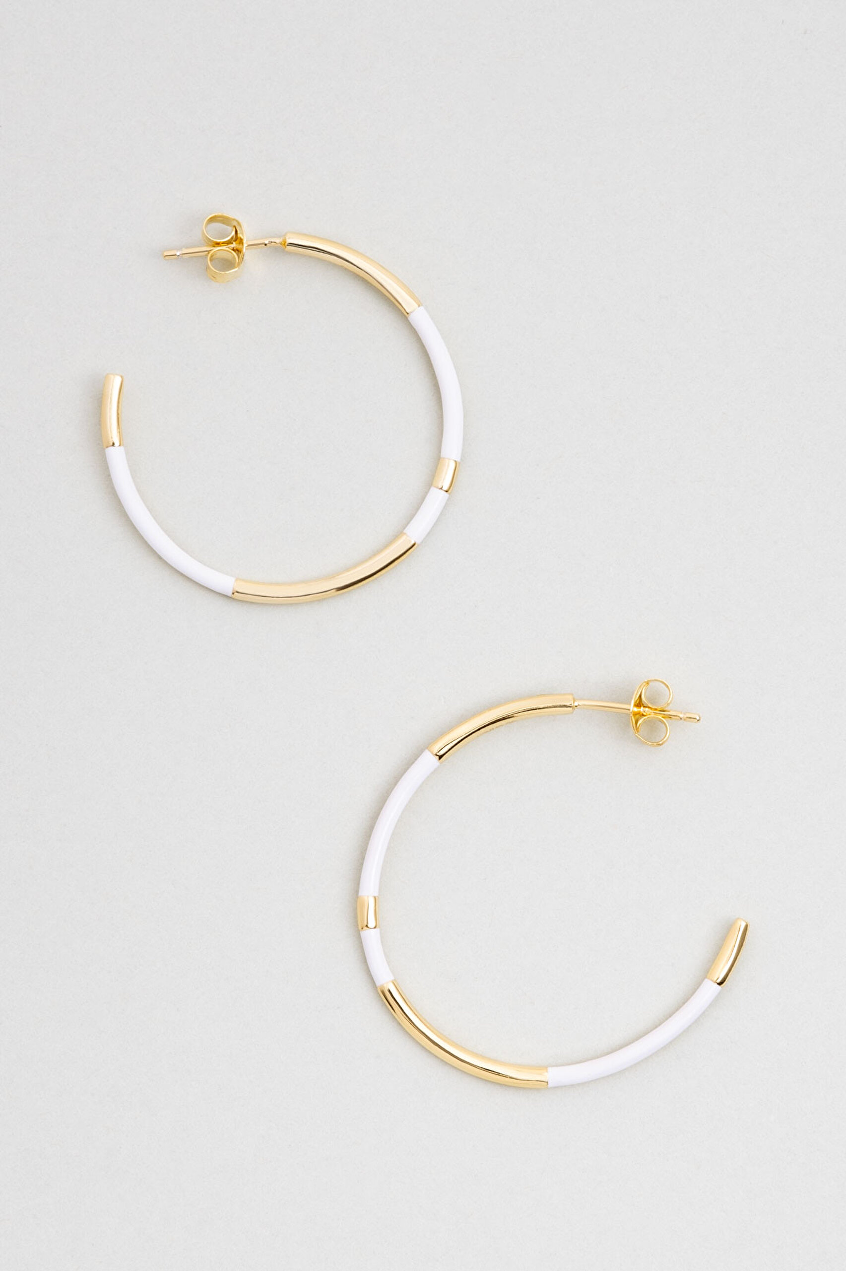 ⁠ Beyaz Mineli 18 Ayar Sarı Altın Kaplama Gümüş Halka Küpe_0}