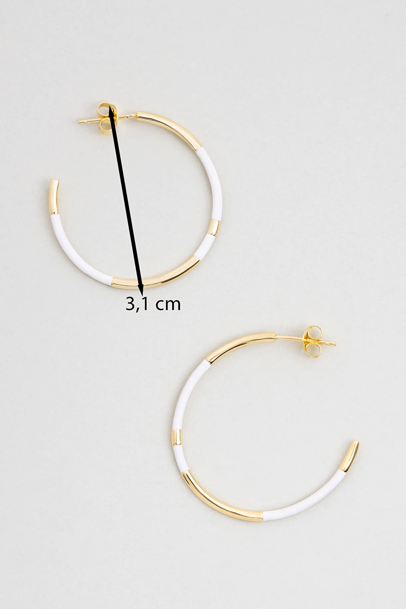 ⁠ Beyaz Mineli 18 Ayar Sarı Altın Kaplama Gümüş Halka Küpe_2}