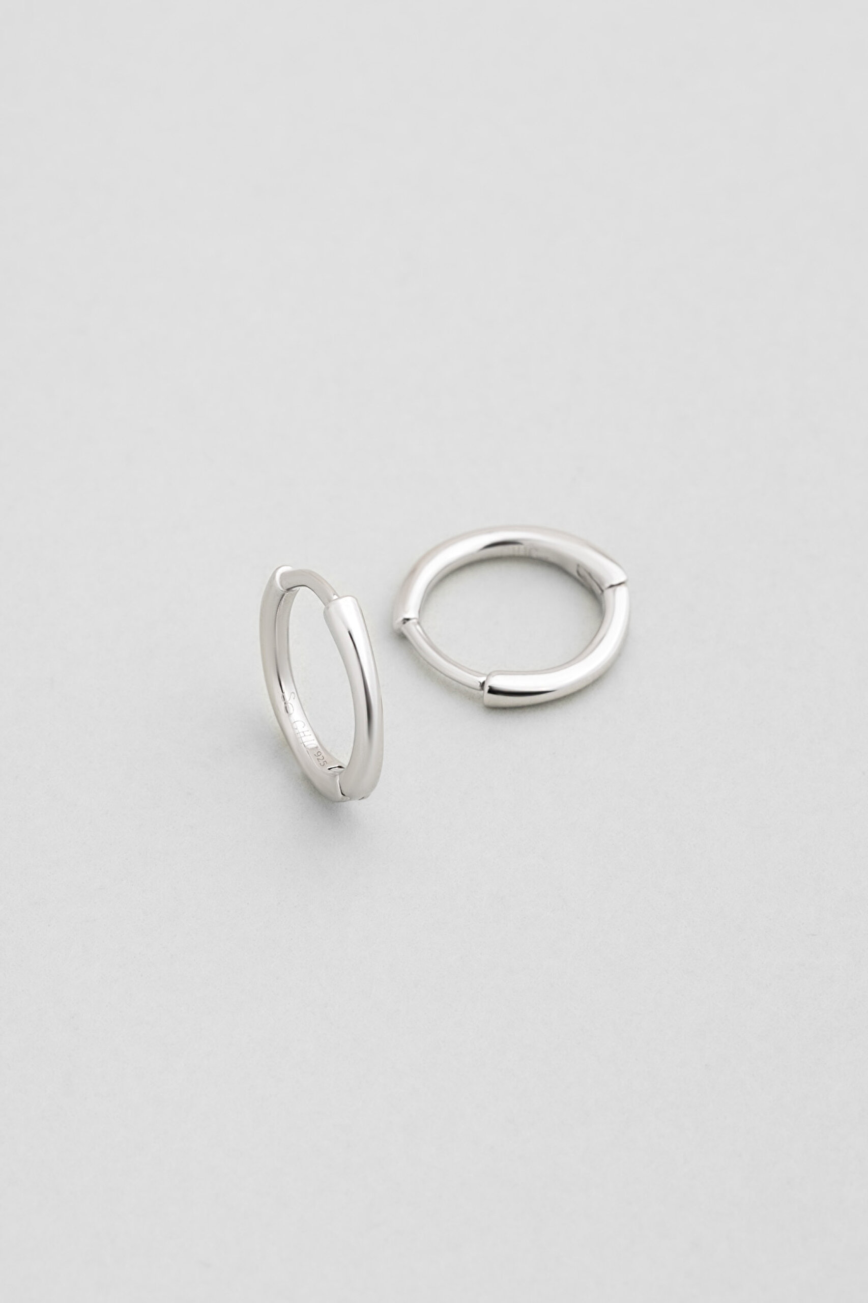 ⁠ Zamansız 18 Ayar Beyaz Altın Kaplama Unisex Gümüş Halka Küpe_0}