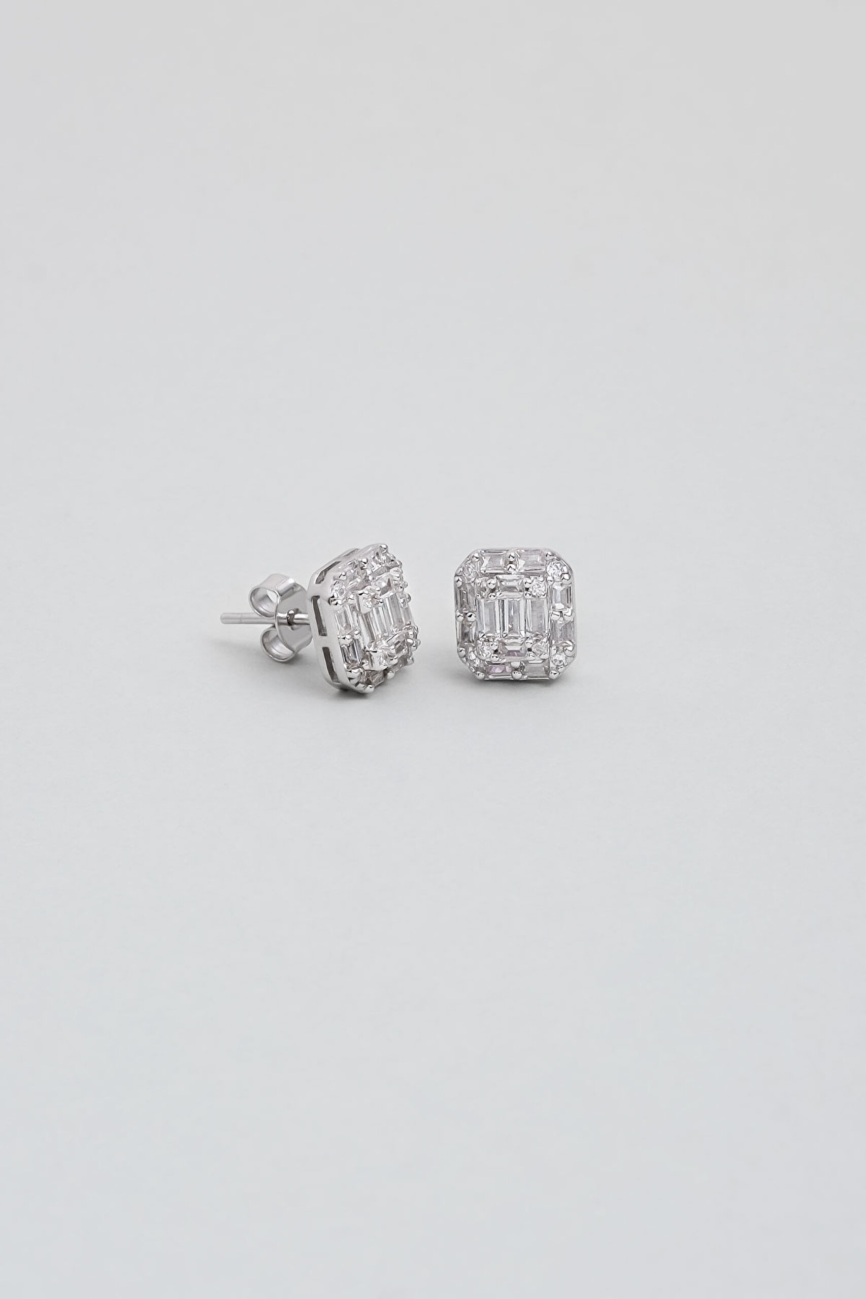 ⁠ Baget Işıltısı 18 Ayar Beyaz Altın Kaplama Gümüş Küpe_0}