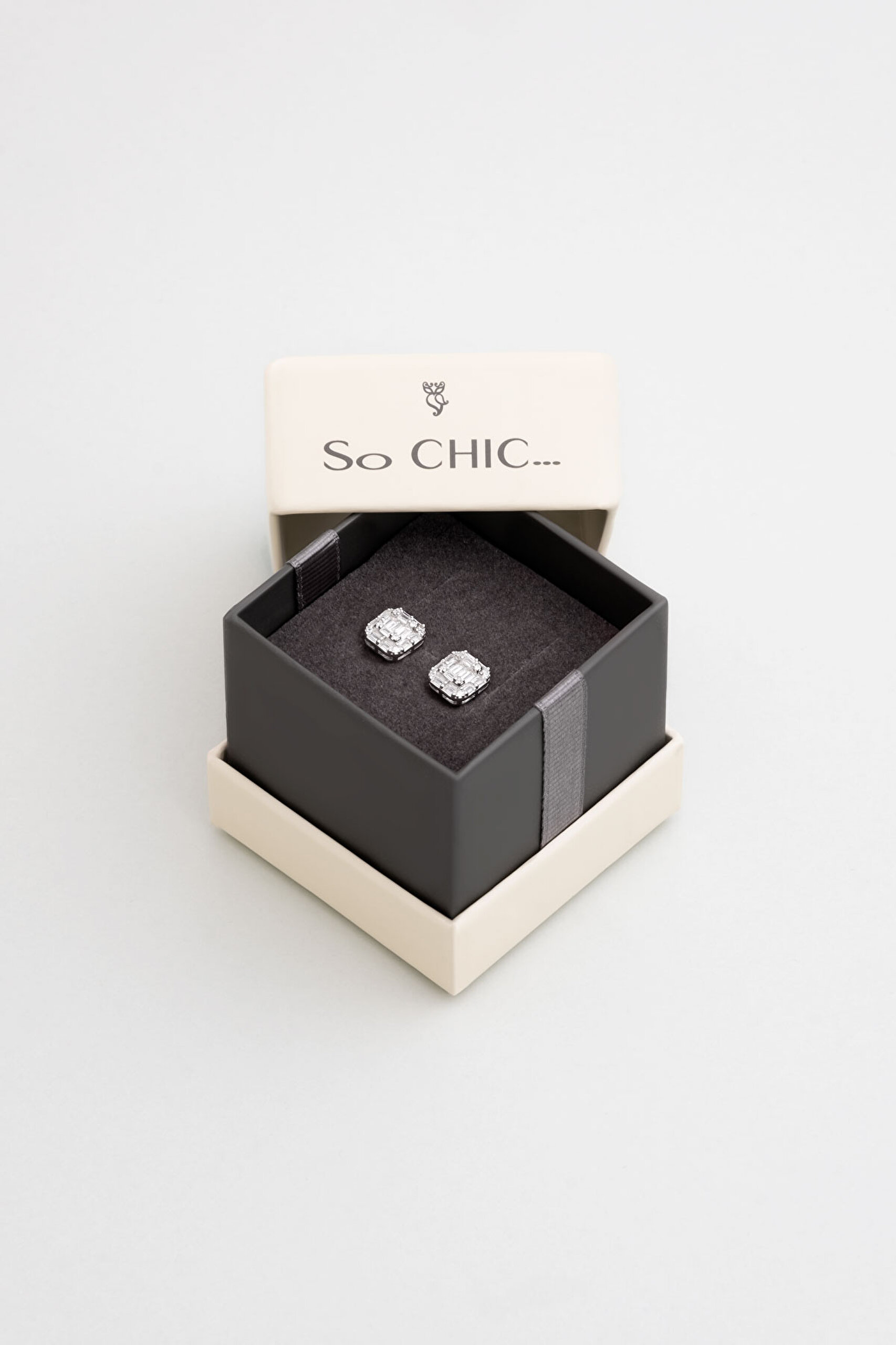 ⁠ Baget Işıltısı 18 Ayar Beyaz Altın Kaplama Gümüş Küpe_3}