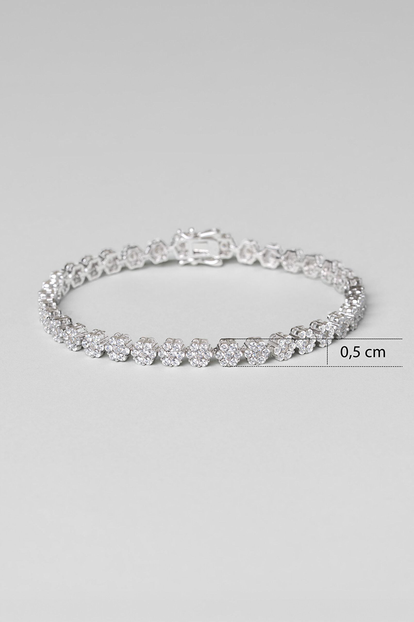 ⁠ Zarif Çiçek 18 Ayar Beyaz Altın Kaplama Gümüş Bileklik_2}