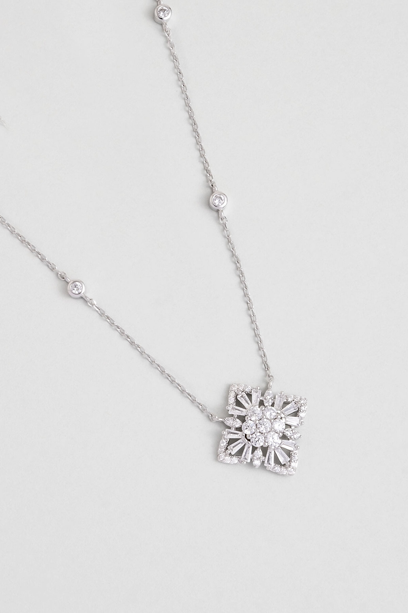 ⁠ Kış Çiçeği 18 Ayar Beyaz Altın Kaplama 44 Cm  Gümüş Kolye_1}