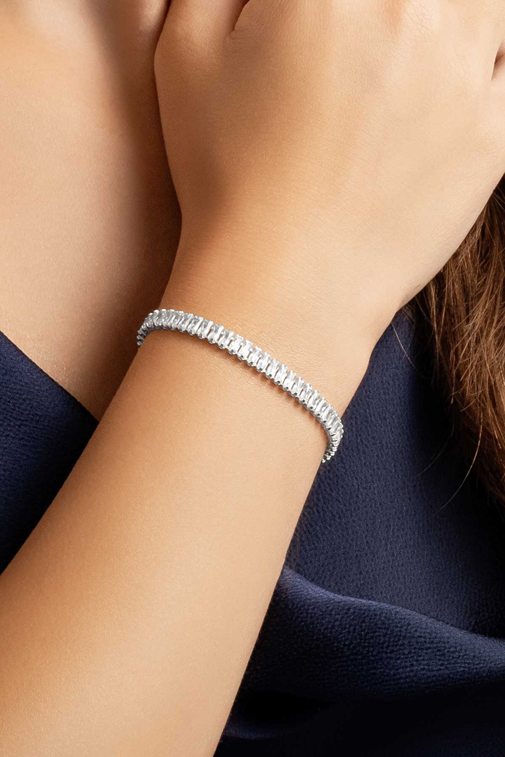 ⁠ Elegant Baget 18 Ayar Beyaz Altın Kaplama Gümüş Asansörlü Bileklik
_3}