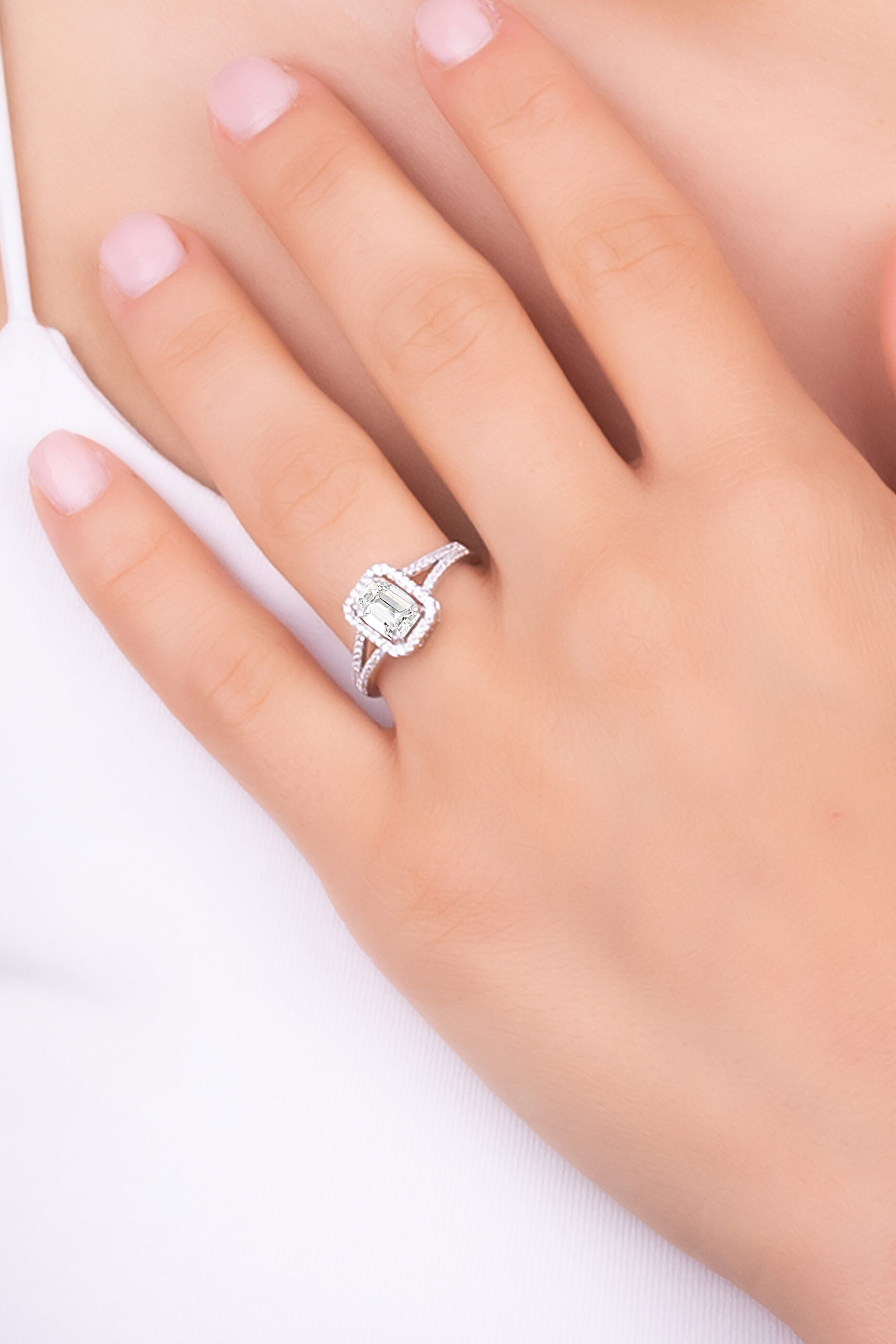 ⁠ Mozanit Işığı 18 Ayar Beyaz Altın Kaplama Emerald Kesim Yüzük_1}