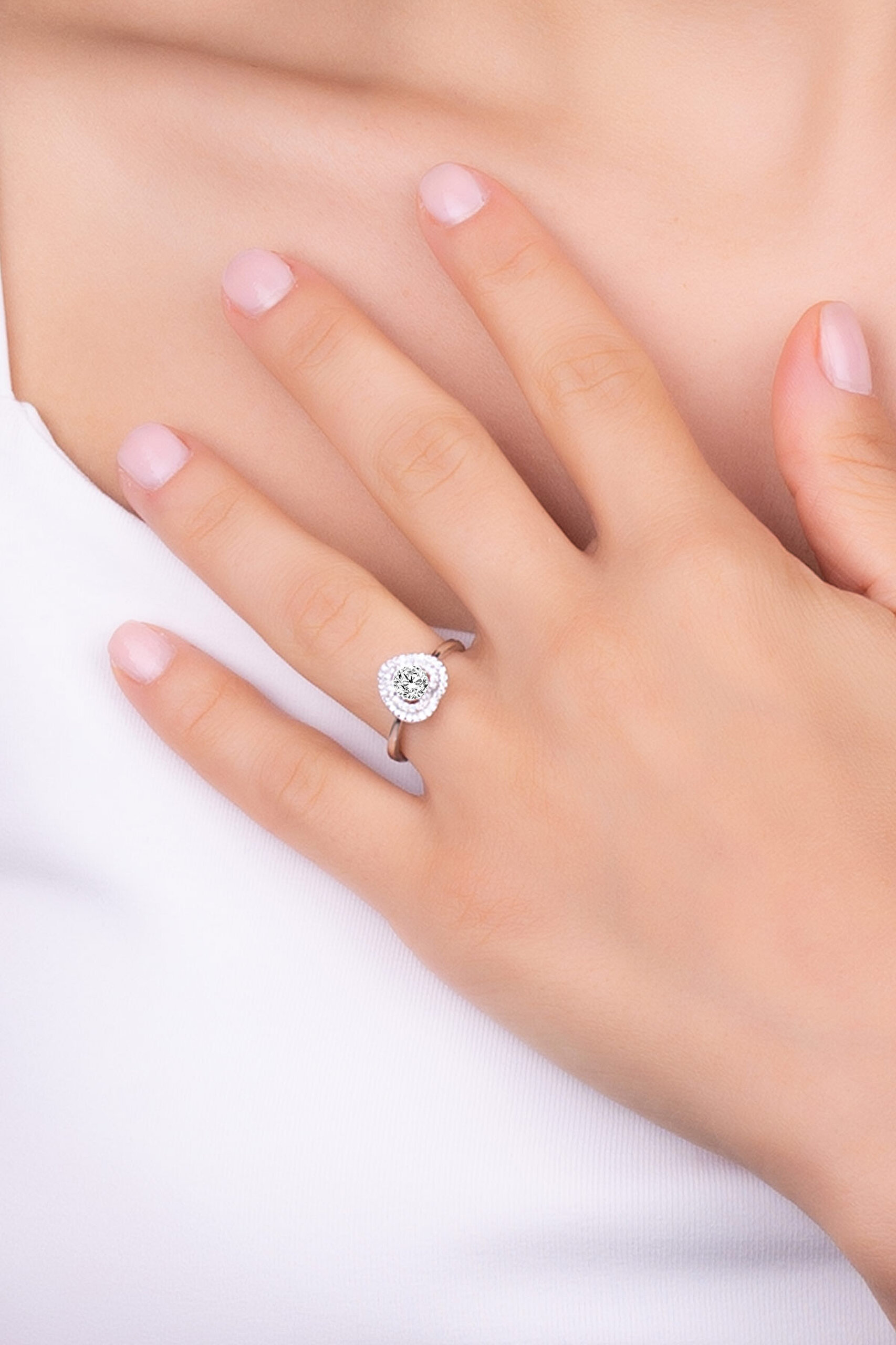 ⁠ Mozanit Kalbi 18 Ayar Beyaz Altın Kaplama Gümüş Ayarlanabilir Yüzük_1}