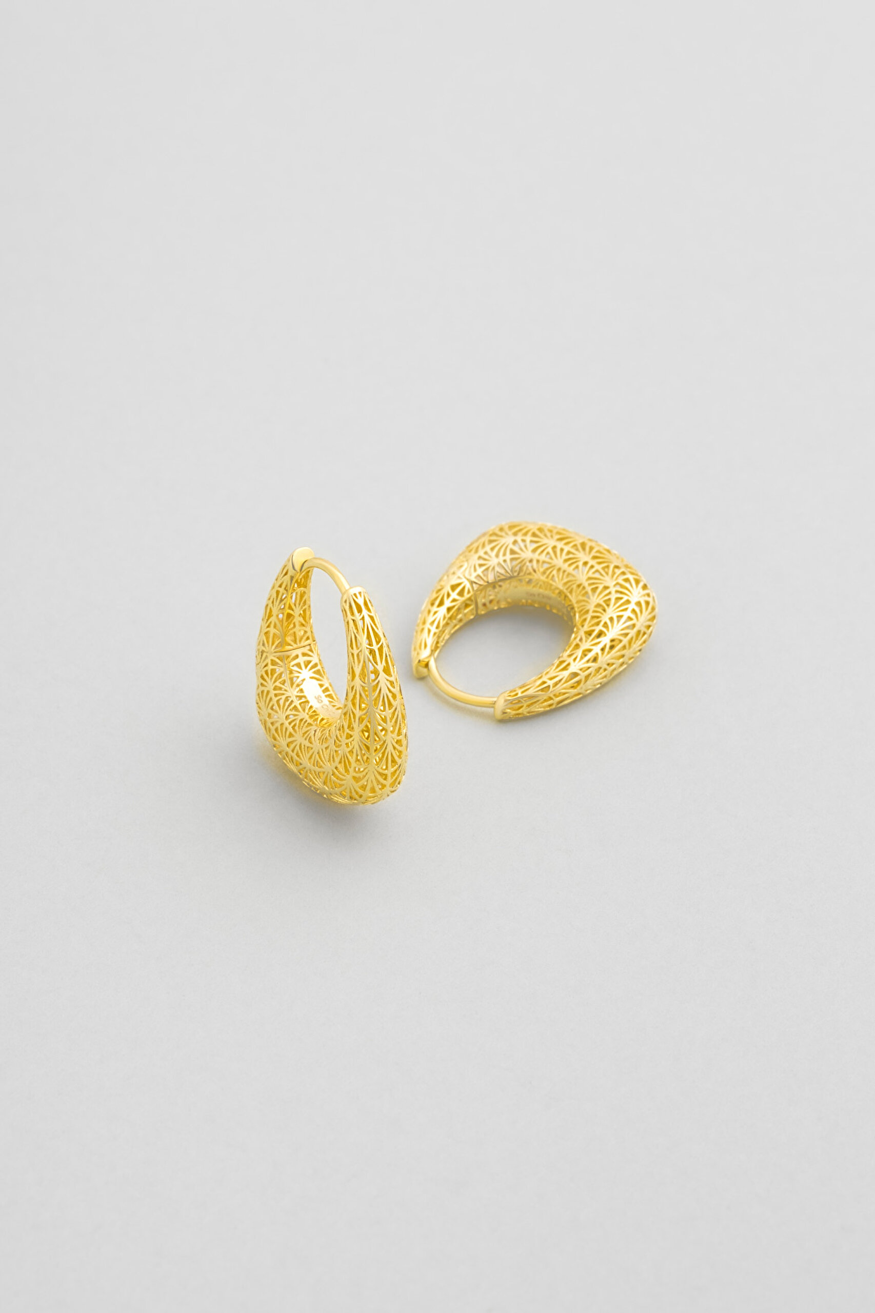 ⁠ Zamansız Dokunuş 18 Ayar Sarı Altın Kaplama Gümüş Tasarım Küpe_0}