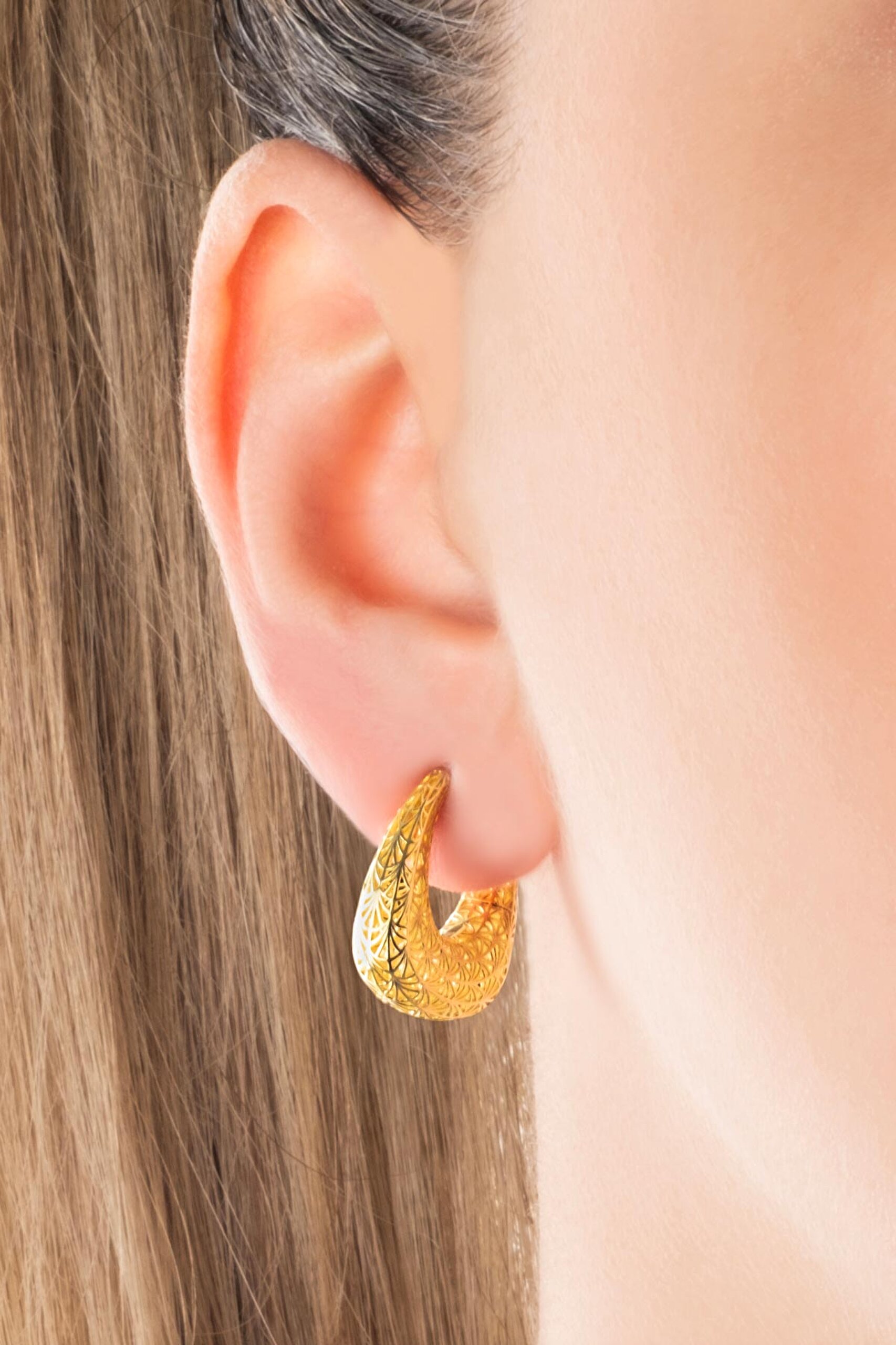 ⁠ Zamansız Dokunuş 18 Ayar Sarı Altın Kaplama Gümüş Tasarım Küpe_1}