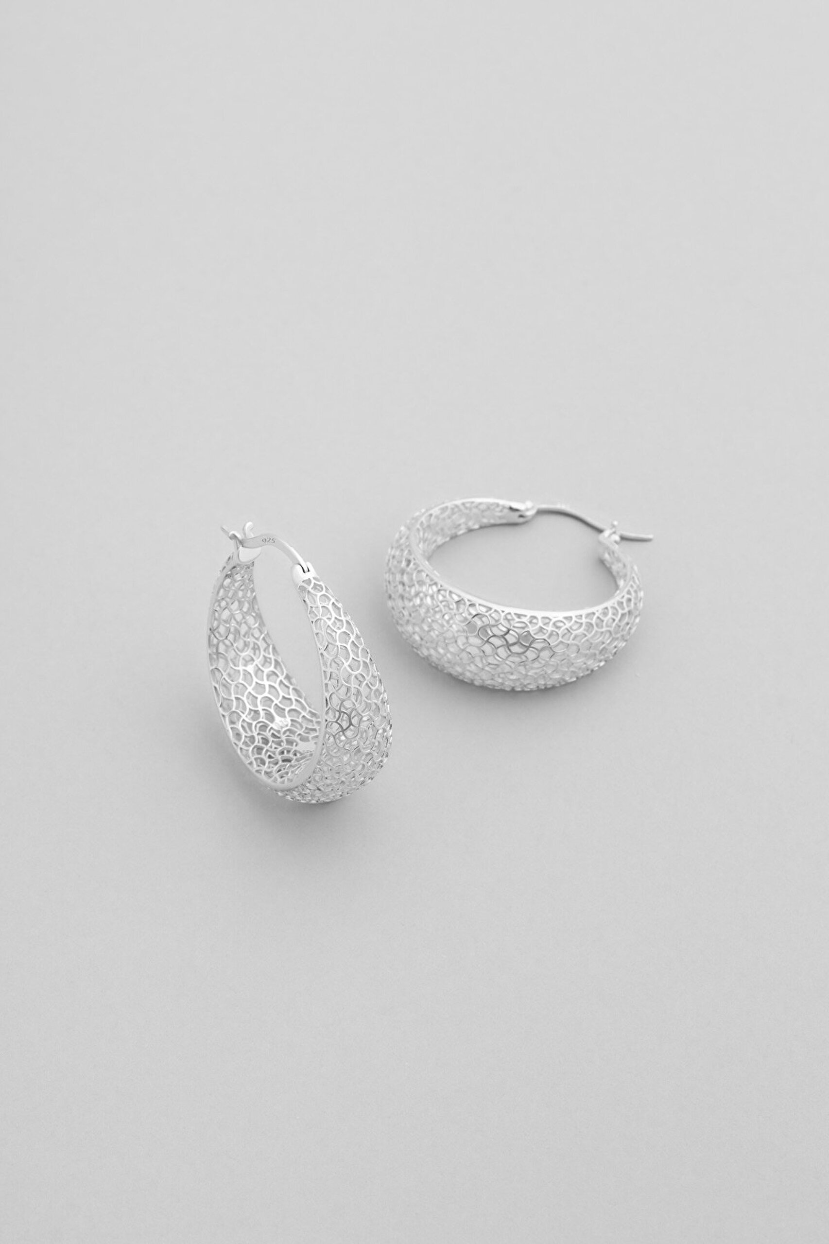 Saray Dokunuşu 18 Ayar Beyaz Altın Kaplama Gümüş Halka Küpe - 0