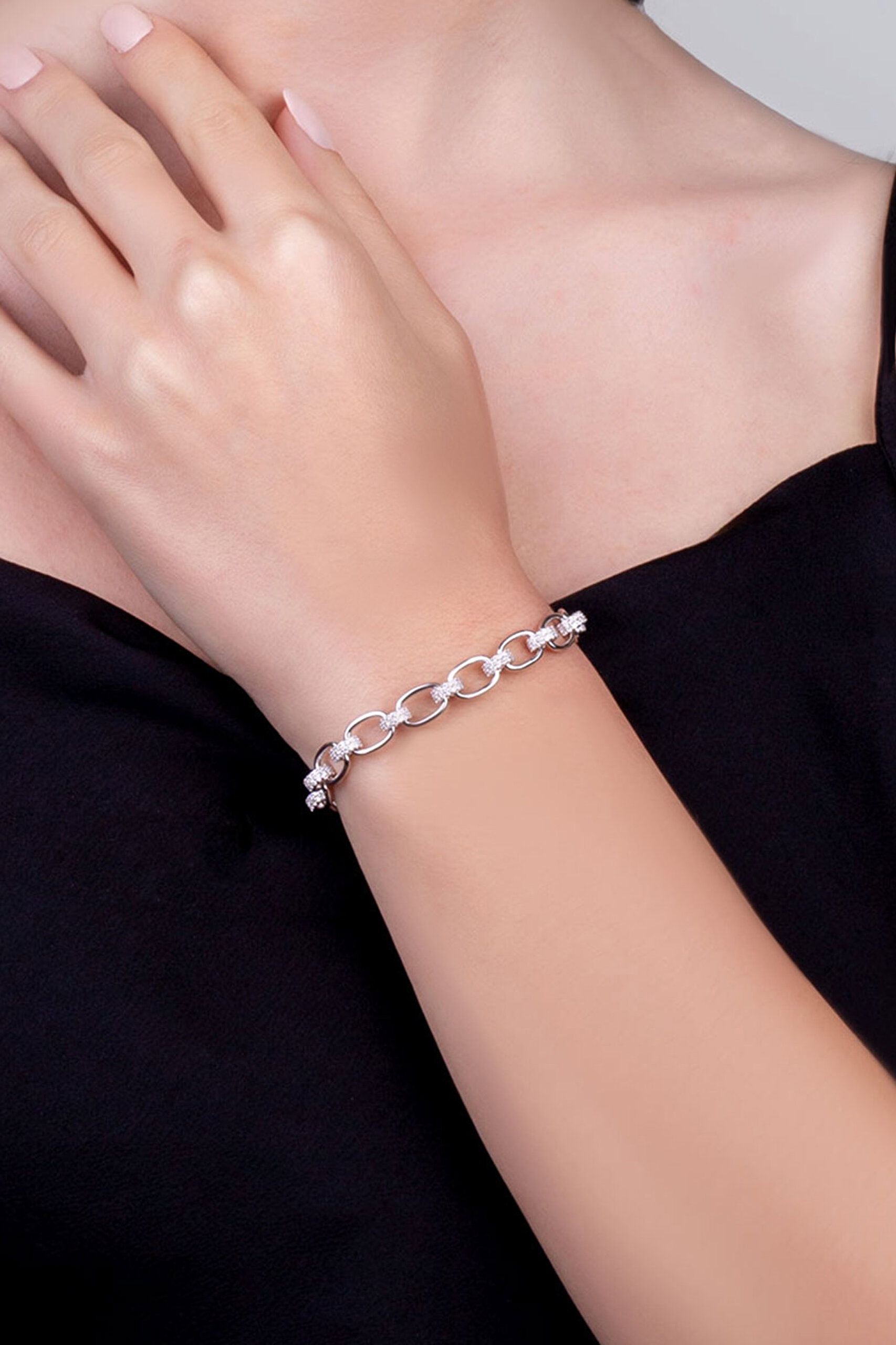 ⁠ Zamansız Şıklık 18 Ayar Beyaz Altın Kaplama Gümüş Tasarım Bileklik_1}