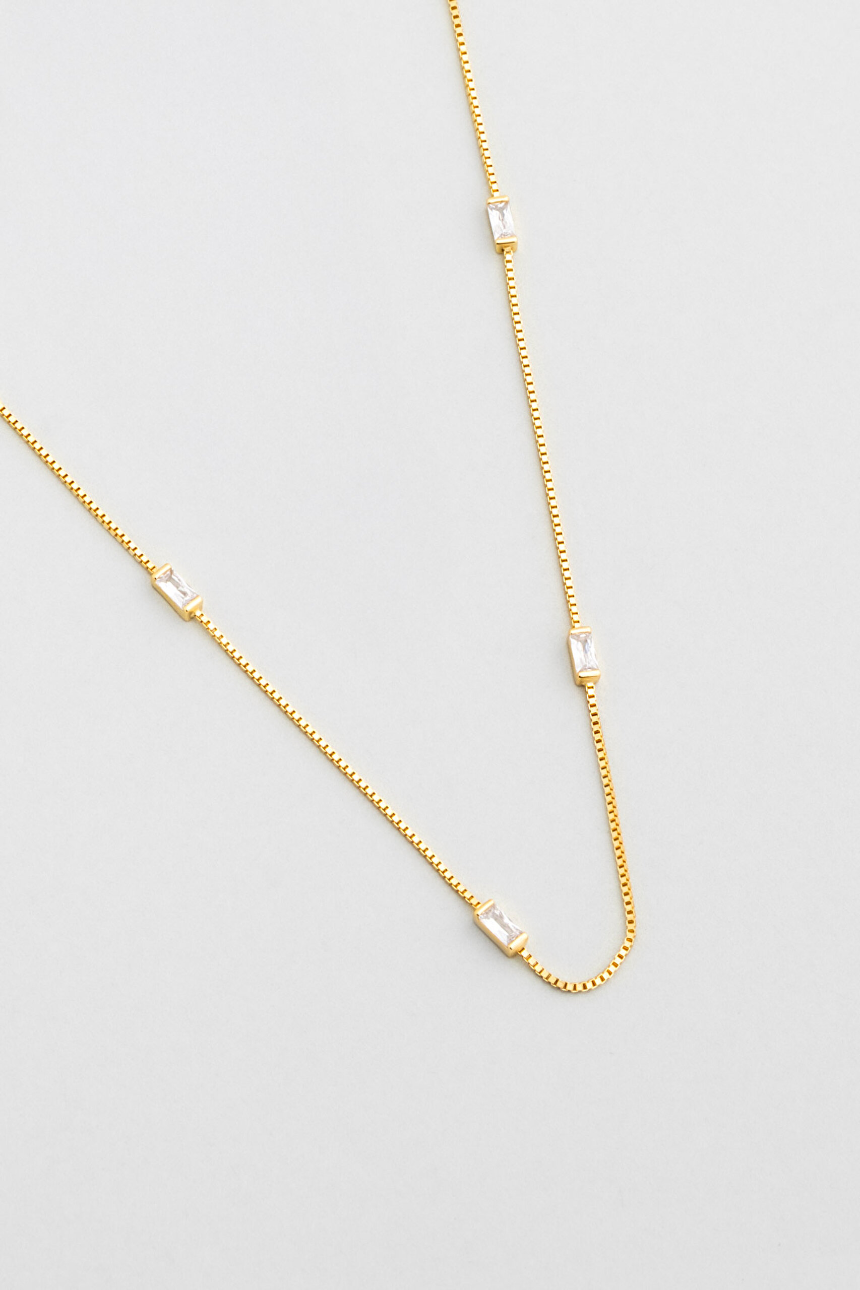 ⁠ Beyaz Taşlı 18 Ayar Sarı Altın Kaplama 80 Cm Gümüş Baget Kolye_4}