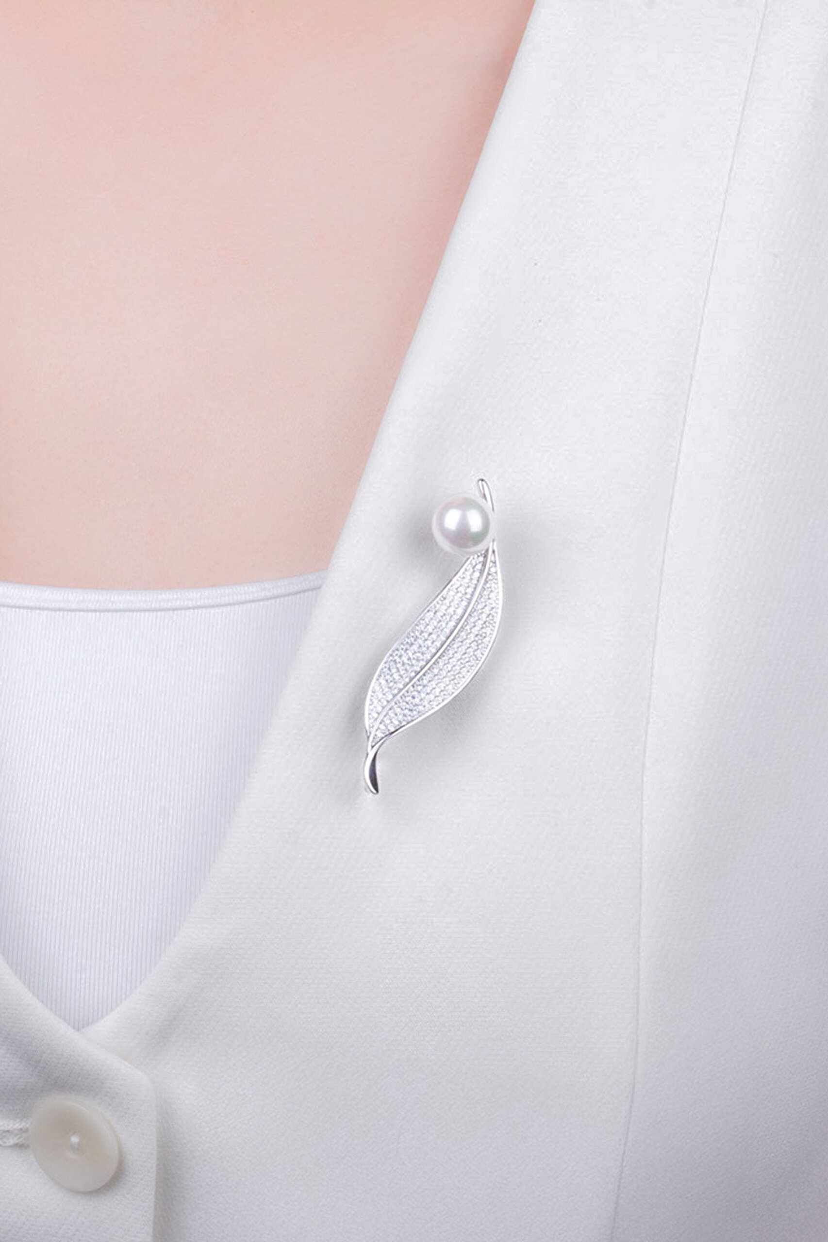 Bahar Yaprağı 18 Ayar Beyaz Altın Kaplama Gümüş İnci Broş - 1