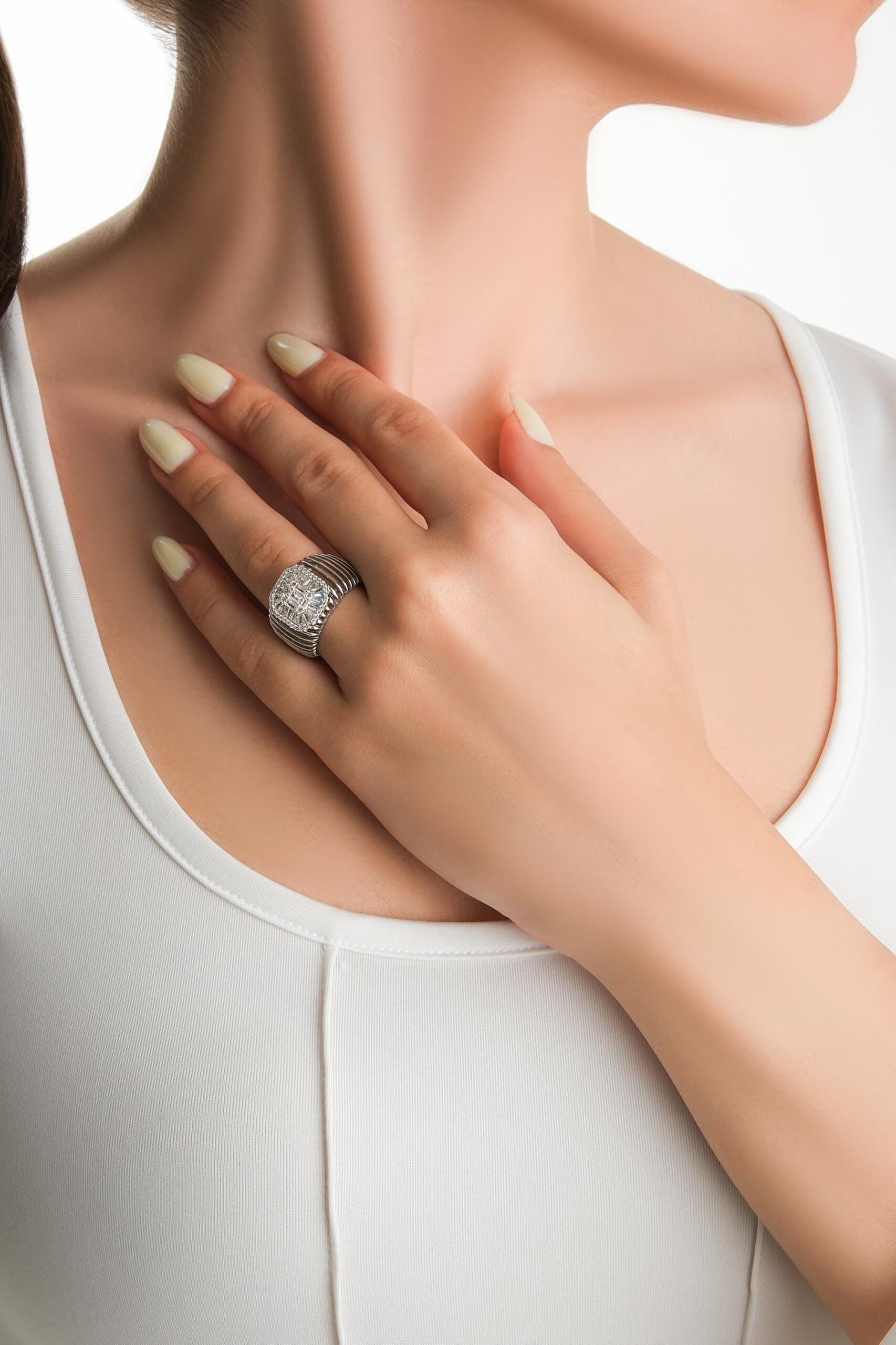 ⁠ Chloe 18 Ayar Beyaz Altın Kaplama Gümüş Baget Yüzük_3}
