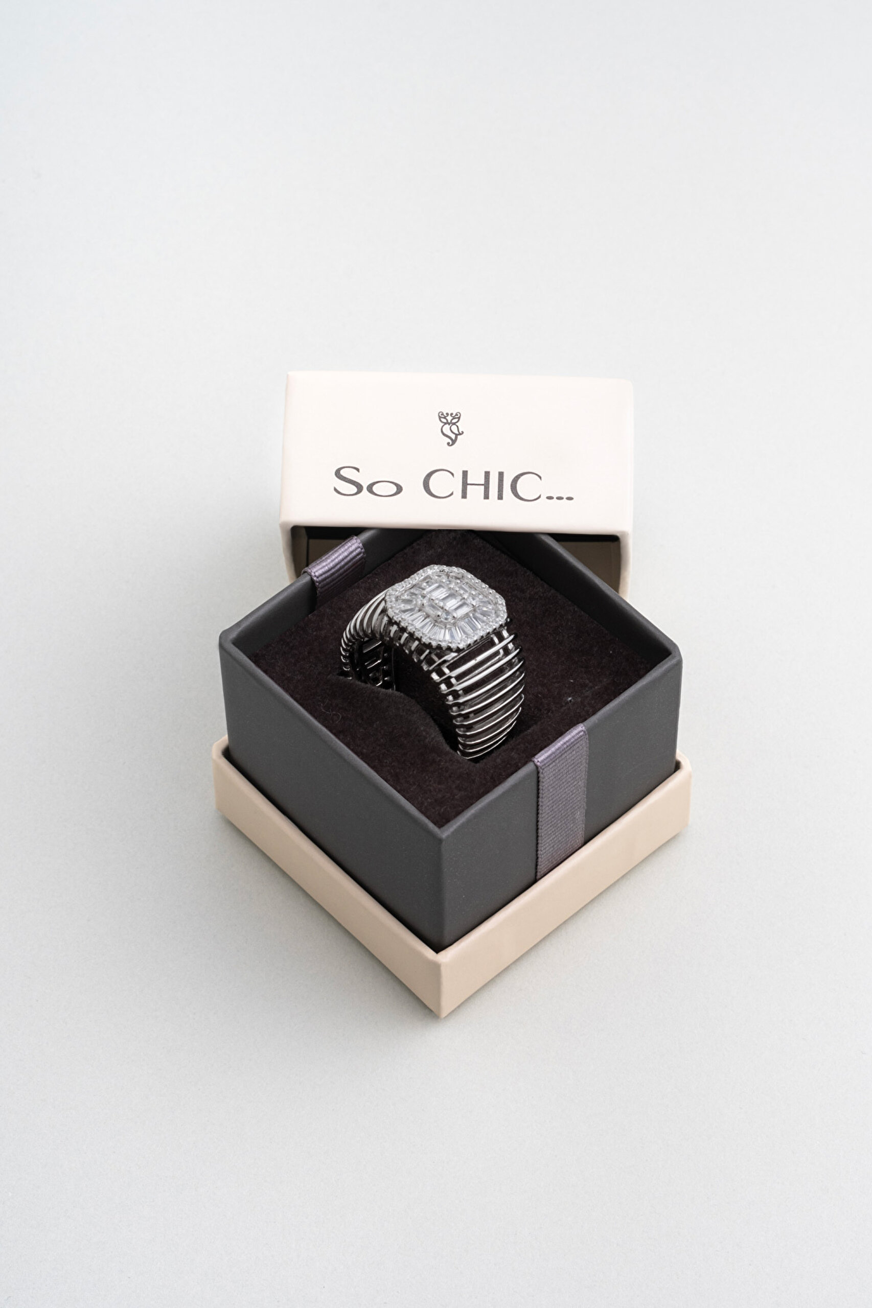 ⁠ Chloe 18 Ayar Beyaz Altın Kaplama Gümüş Baget Yüzük_4}