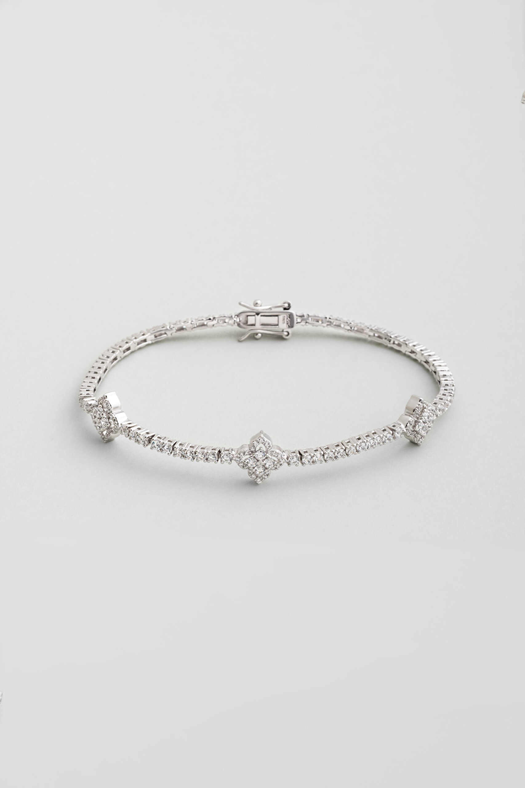 ⁠ Şans Yoncası 18 Ayar Beyaz Altın Kaplama Gümüş Su Yolu Bileklik_0}